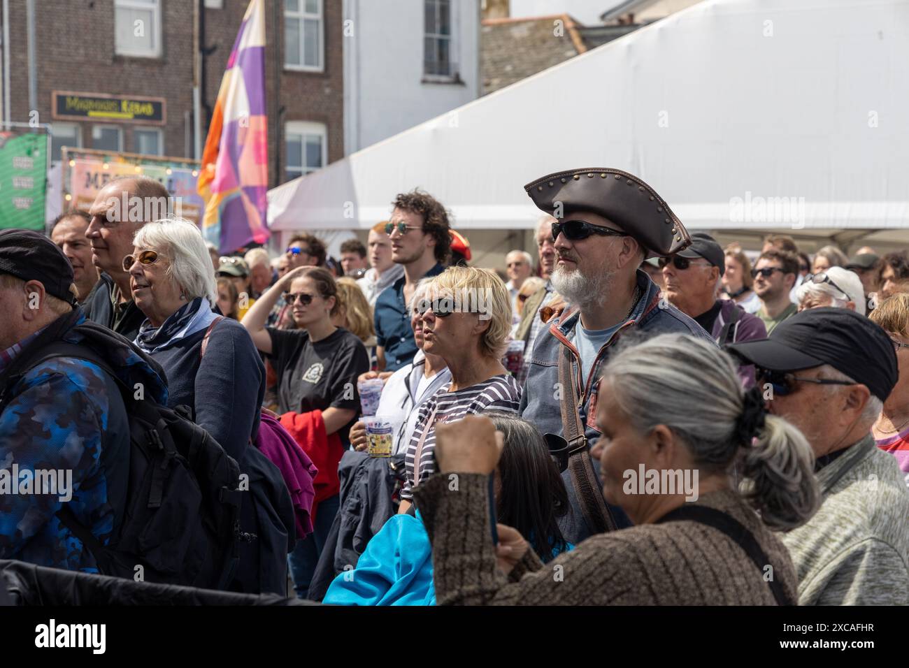 Pirate in der Menge beim Falmouth International Sea Shanty Festival Stockfoto