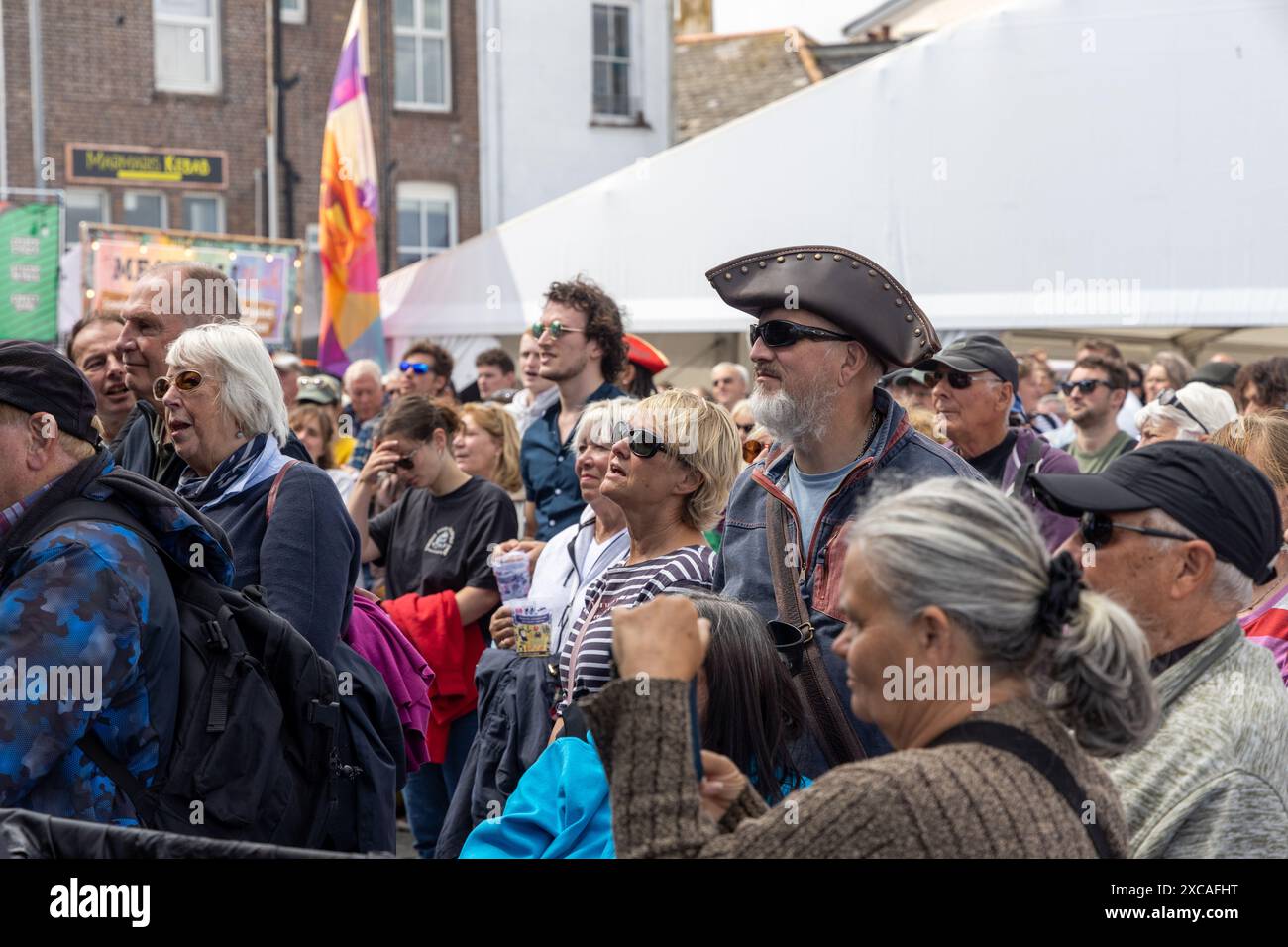 Pirate in der Menge beim Falmouth International Sea Shanty Festival Stockfoto