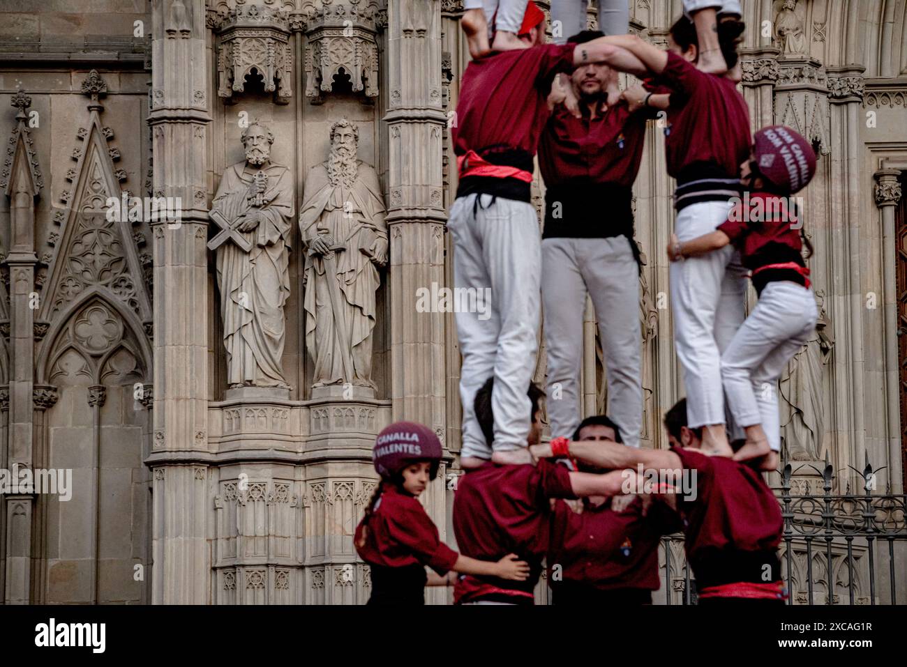 Barcelona, Spanien. Juni 2024. Casteller bilden während der Diada Pla de la Seu einen menschlichen Turm oder Castell auf Katalanisch vor der Kathedrale Barcelonas, zu dem auch die Casteller de Sants, die Minyons de Terrassa, die Casteller de Sant Cugat und die Casteller de Sarrià gehörten. Castells sind menschliche Türme, die traditionell auf Festivals in Katalonien gebaut wurden. Bild: Jordi Boixareu/Alamy Live News. Stockfoto