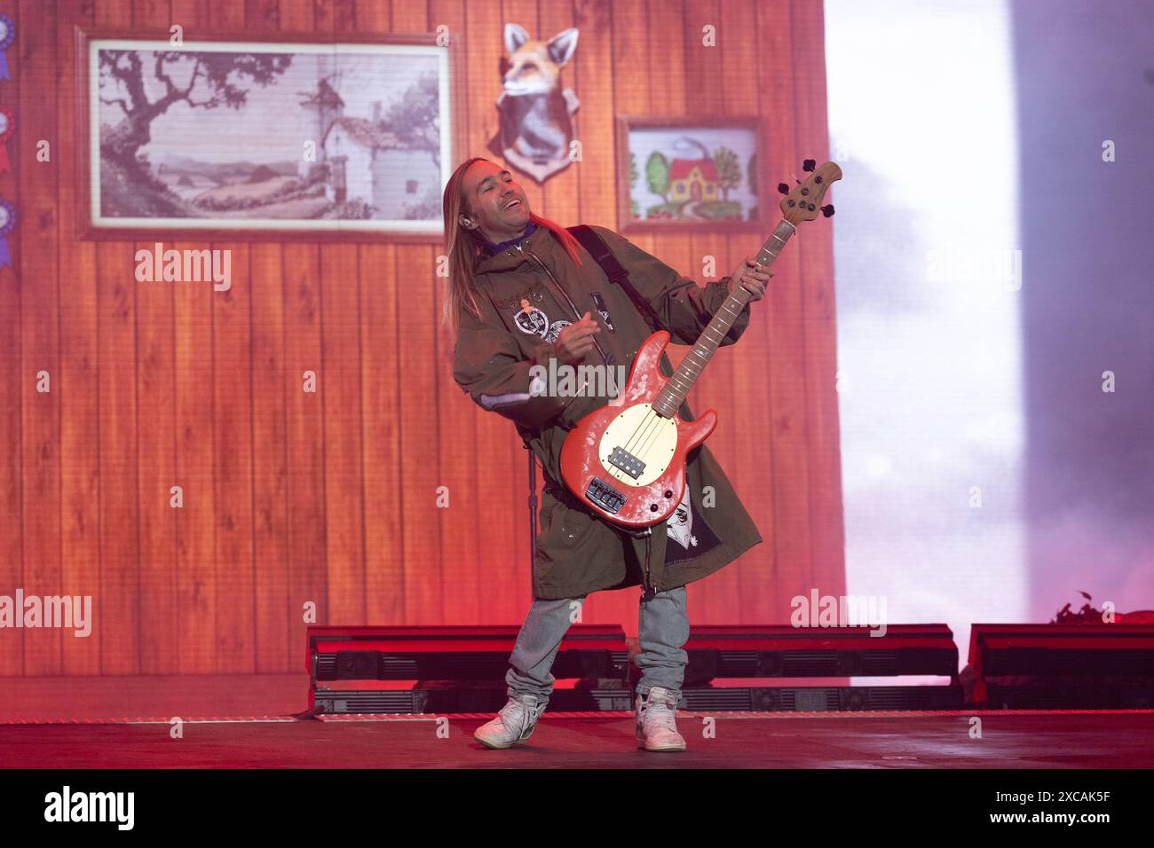 Leicestershire, Großbritannien. Samstag, 15. Juni 2024. Pete Wentz von Fall Out Boy tritt auf der Apex-Bühne beim Download Festival 2024 im Donington Park auf. Download ist das größte Rock and Metal Festival in Großbritannien mit einer Kapazität von 75.000 Personen. Quelle: Katie Collins/EMPICS/Alamy Live News Stockfoto