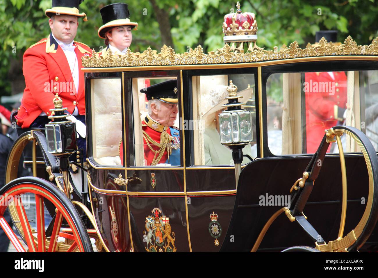 London, UK, 15.06.2024: König Charles und Königin Camilla im Kutschenzug während der Truppe der Farbenparade Stockfoto