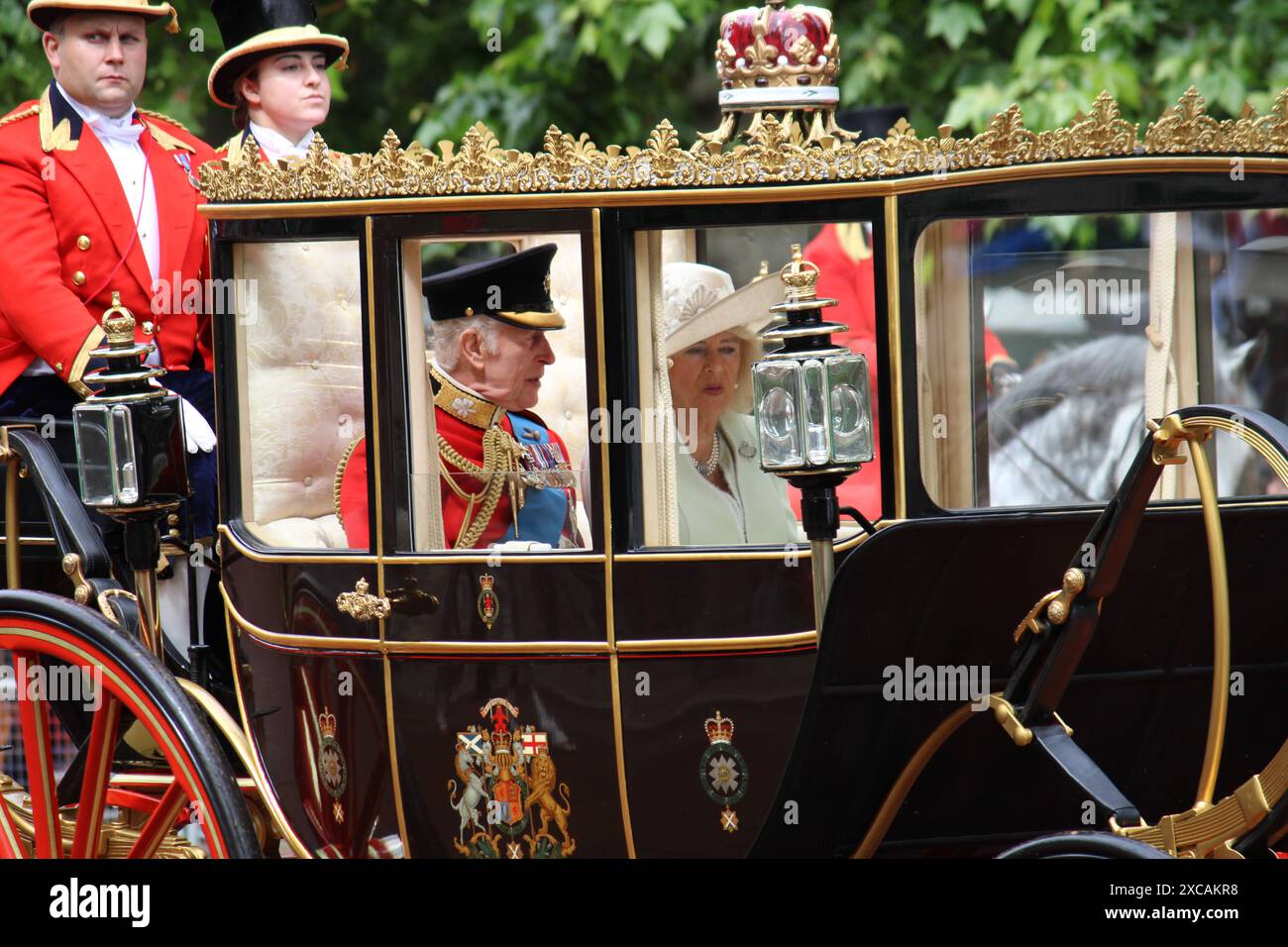 London, UK, 15.06.2024: König Charles und Königin Camilla im Kutschenzug während der Truppe der Farbenparade Stockfoto