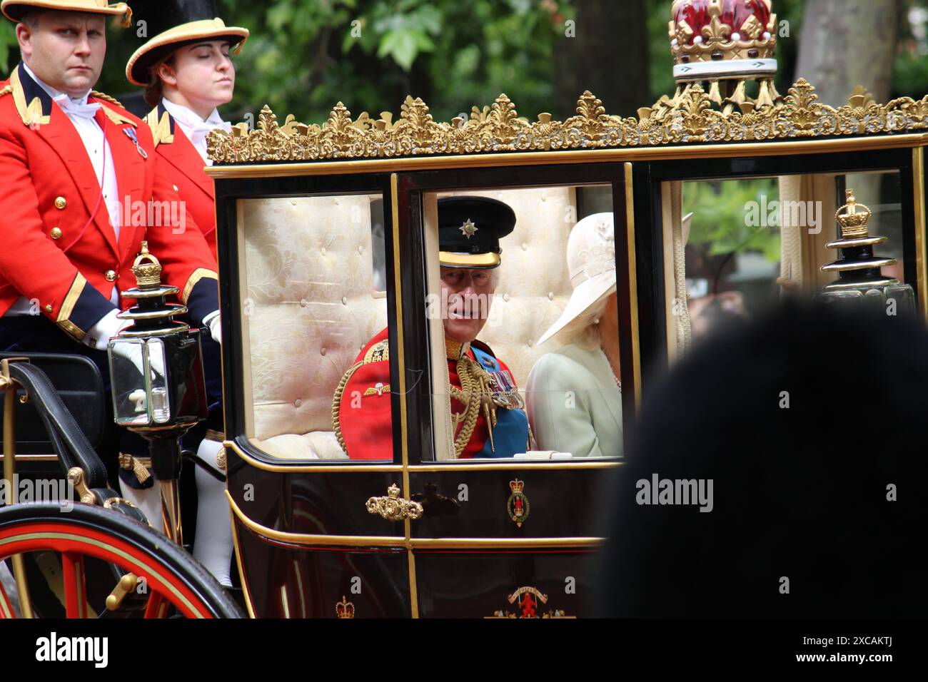 London, UK, 15.06.2024: König Charles und Königin Camilla im Kutschenzug während der Truppe der Farbenparade Stockfoto