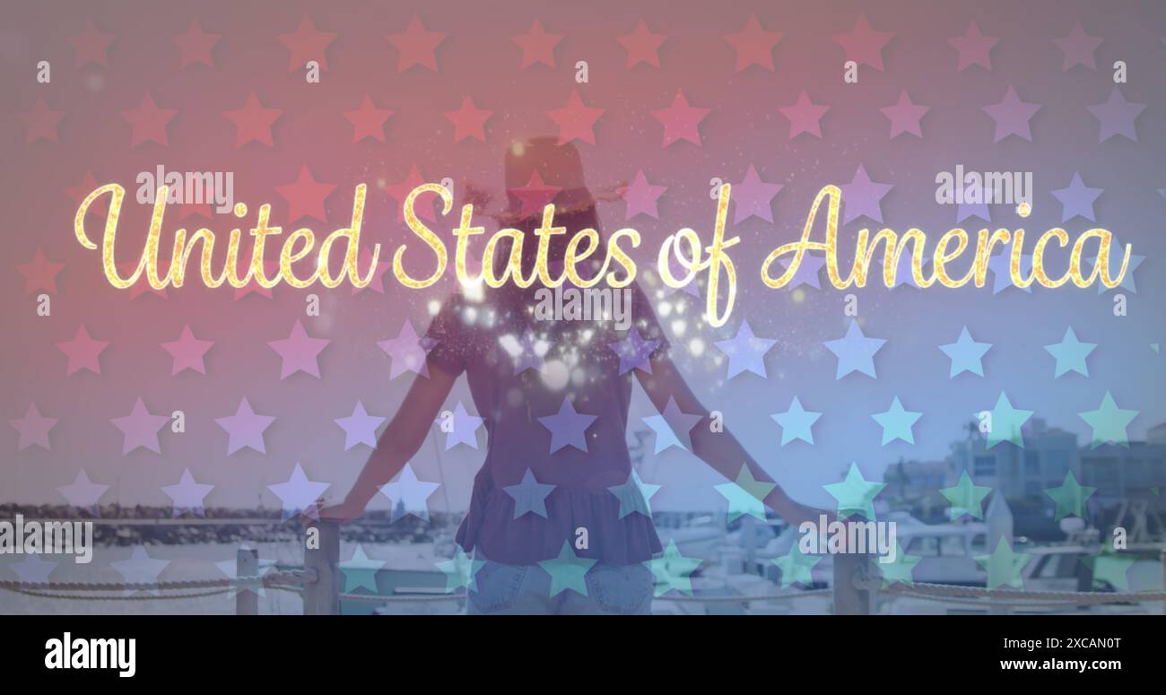 Unabhängigkeitstext und mehrere Sterne vor Rückansicht einer Frau auf einem Holzsteg Stockfoto