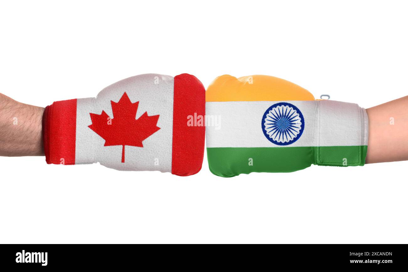 Politischer Konflikt. Männer in Boxhandschuhen mit Fahnen von Kanada und Indien kämpfen auf weißem Hintergrund, Nahaufnahme Stockfoto