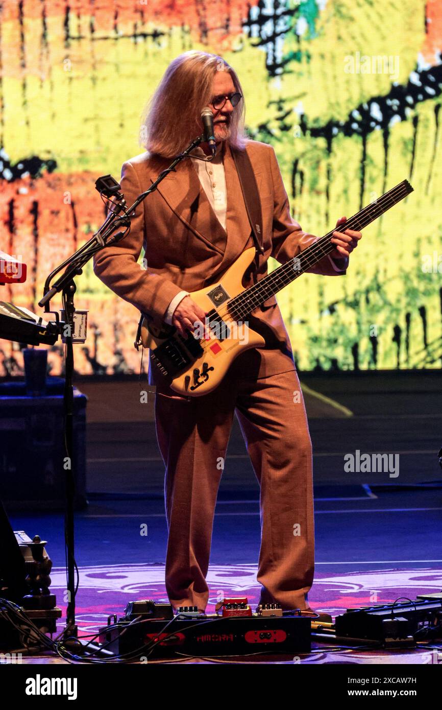 Curitiba, Brasilien. Juni 2024. PR - CURITIBA - 06/15/2024 - CURITIBA, HUMBERTO GESSINGER SHOW - Humberto Gessinger, während einer Vorstellung im Teatro Guaira, in der Stadt Curitiba, diesen Samstag (15). Show anlässlich des 25. Jubiläums des Albums Tchau Radar der Band Engenheiros do Hawaii. Foto: Robson Mafra/AGIF (Foto: Robson Mafra/AGIF/SIPA USA) Credit: SIPA USA/Alamy Live News Stockfoto