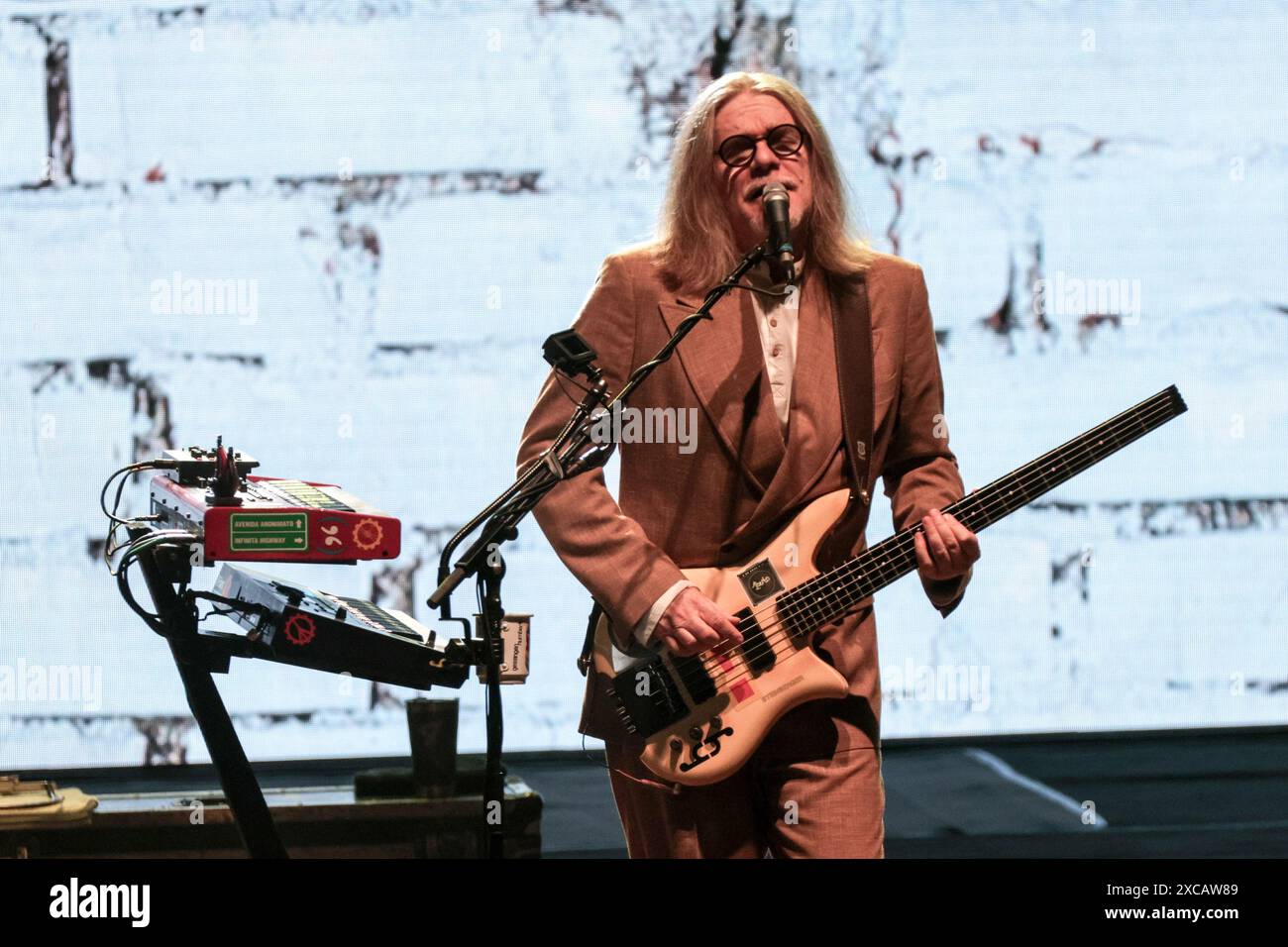Curitiba, Brasilien. Juni 2024. PR - CURITIBA - 06/15/2024 - CURITIBA, HUMBERTO GESSINGER SHOW - Humberto Gessinger, während einer Vorstellung im Teatro Guaira, in der Stadt Curitiba, diesen Samstag (15). Show anlässlich des 25. Jubiläums des Albums Tchau Radar der Band Engenheiros do Hawaii. Foto: Robson Mafra/AGIF (Foto: Robson Mafra/AGIF/SIPA USA) Credit: SIPA USA/Alamy Live News Stockfoto