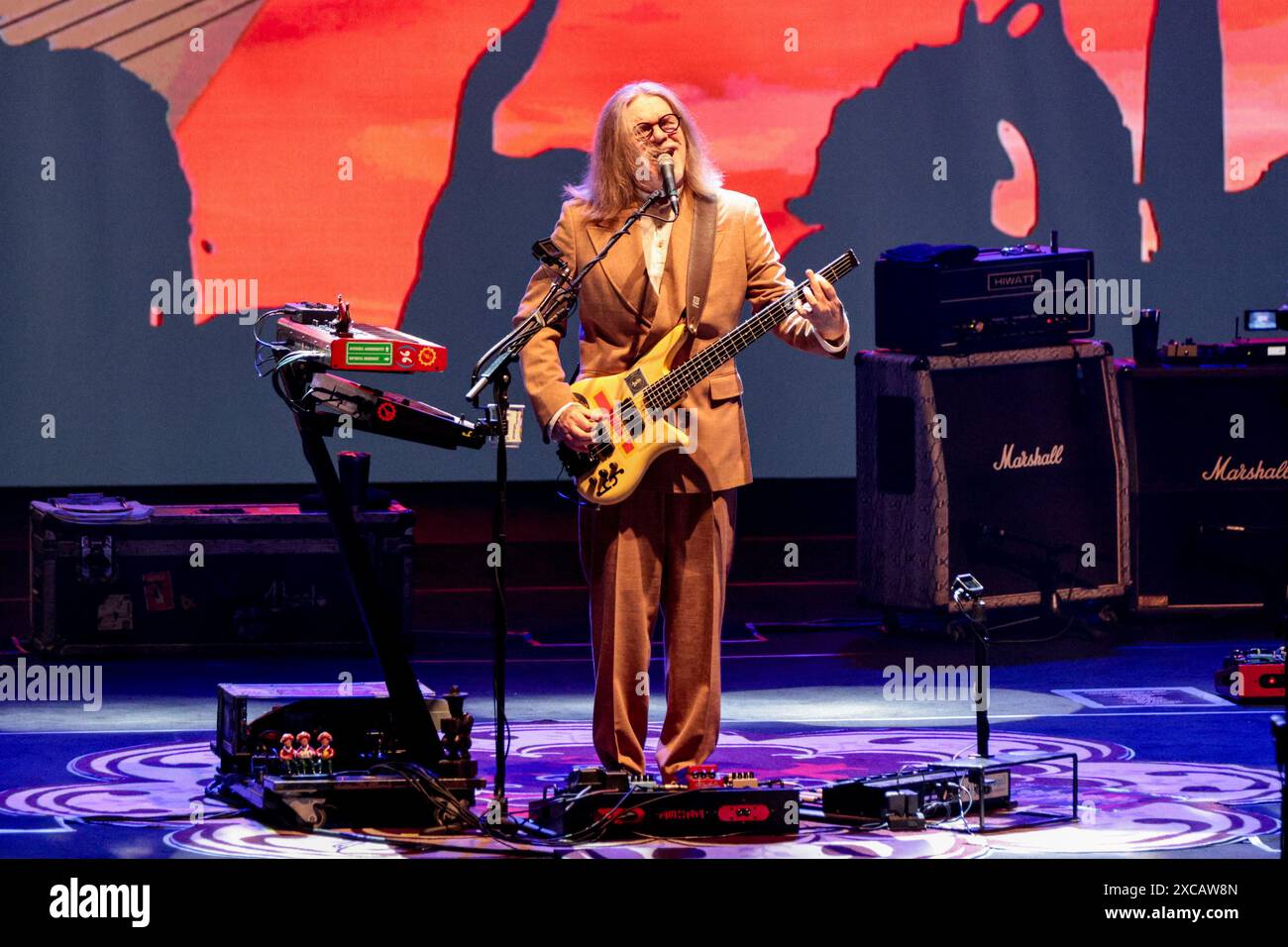 Curitiba, Brasilien. Juni 2024. PR - CURITIBA - 06/15/2024 - CURITIBA, HUMBERTO GESSINGER SHOW - Humberto Gessinger, während einer Vorstellung im Teatro Guaira, in der Stadt Curitiba, diesen Samstag (15). Show anlässlich des 25. Jubiläums des Albums Tchau Radar der Band Engenheiros do Hawaii. Foto: Robson Mafra/AGIF (Foto: Robson Mafra/AGIF/SIPA USA) Credit: SIPA USA/Alamy Live News Stockfoto