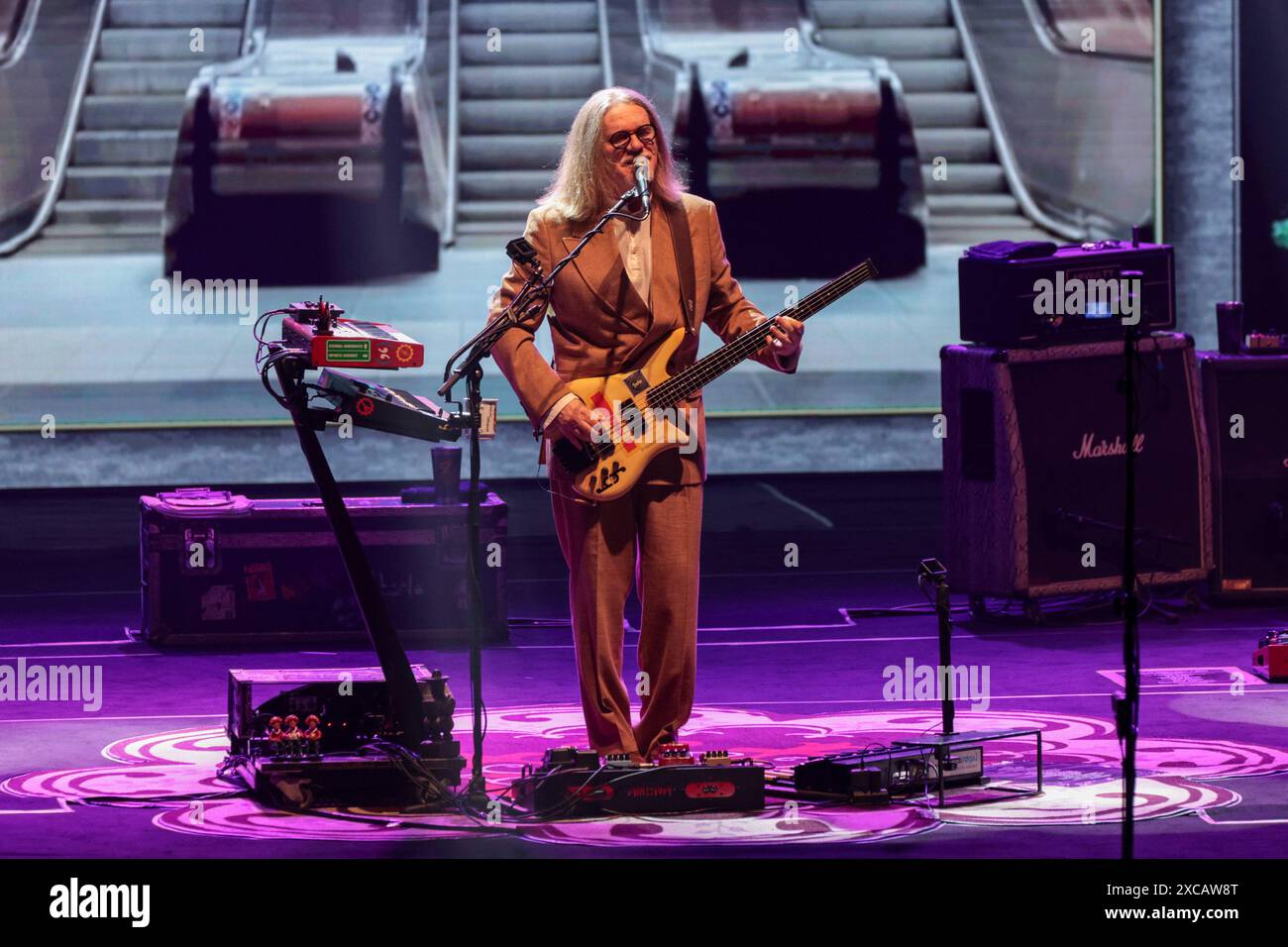 Curitiba, Brasilien. Juni 2024. PR - CURITIBA - 06/15/2024 - CURITIBA, HUMBERTO GESSINGER SHOW - Humberto Gessinger, während einer Vorstellung im Teatro Guaira, in der Stadt Curitiba, diesen Samstag (15). Show anlässlich des 25. Jubiläums des Albums Tchau Radar der Band Engenheiros do Hawaii. Foto: Robson Mafra/AGIF (Foto: Robson Mafra/AGIF/SIPA USA) Credit: SIPA USA/Alamy Live News Stockfoto