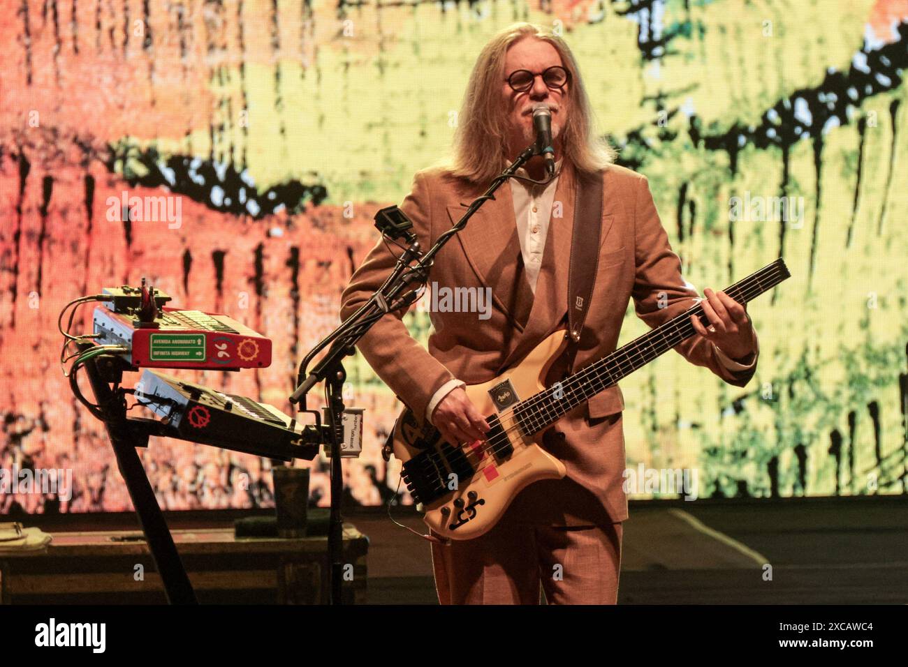 Curitiba, Brasilien. Juni 2024. PR - CURITIBA - 06/15/2024 - CURITIBA, HUMBERTO GESSINGER SHOW - Humberto Gessinger, während einer Vorstellung im Teatro Guaira, in der Stadt Curitiba, diesen Samstag (15). Show anlässlich des 25. Jubiläums des Albums Tchau Radar der Band Engenheiros do Hawaii. Foto: Robson Mafra/AGIF (Foto: Robson Mafra/AGIF/SIPA USA) Credit: SIPA USA/Alamy Live News Stockfoto