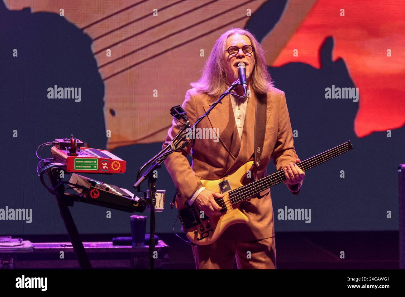 Curitiba, Brasilien. Juni 2024. PR - CURITIBA - 06/15/2024 - CURITIBA, HUMBERTO GESSINGER SHOW - Humberto Gessinger, während einer Vorstellung im Teatro Guaira, in der Stadt Curitiba, diesen Samstag (15). Show anlässlich des 25. Jubiläums des Albums Tchau Radar der Band Engenheiros do Hawaii. Foto: Robson Mafra/AGIF (Foto: Robson Mafra/AGIF/SIPA USA) Credit: SIPA USA/Alamy Live News Stockfoto