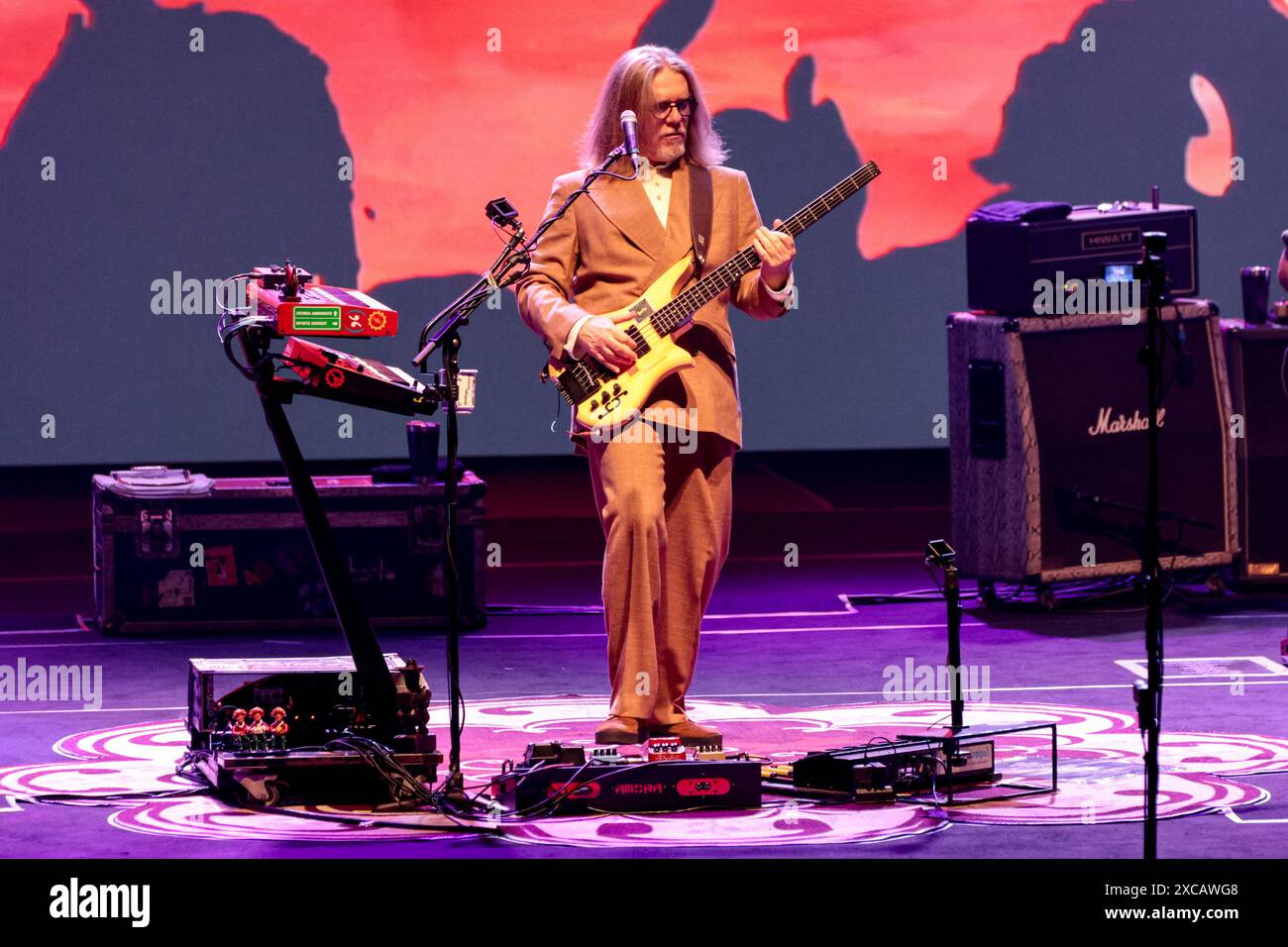 Curitiba, Brasilien. Juni 2024. PR - CURITIBA - 06/15/2024 - CURITIBA, HUMBERTO GESSINGER SHOW - Humberto Gessinger, während einer Vorstellung im Teatro Guaira, in der Stadt Curitiba, diesen Samstag (15). Show anlässlich des 25. Jubiläums des Albums Tchau Radar der Band Engenheiros do Hawaii. Foto: Robson Mafra/AGIF (Foto: Robson Mafra/AGIF/SIPA USA) Credit: SIPA USA/Alamy Live News Stockfoto