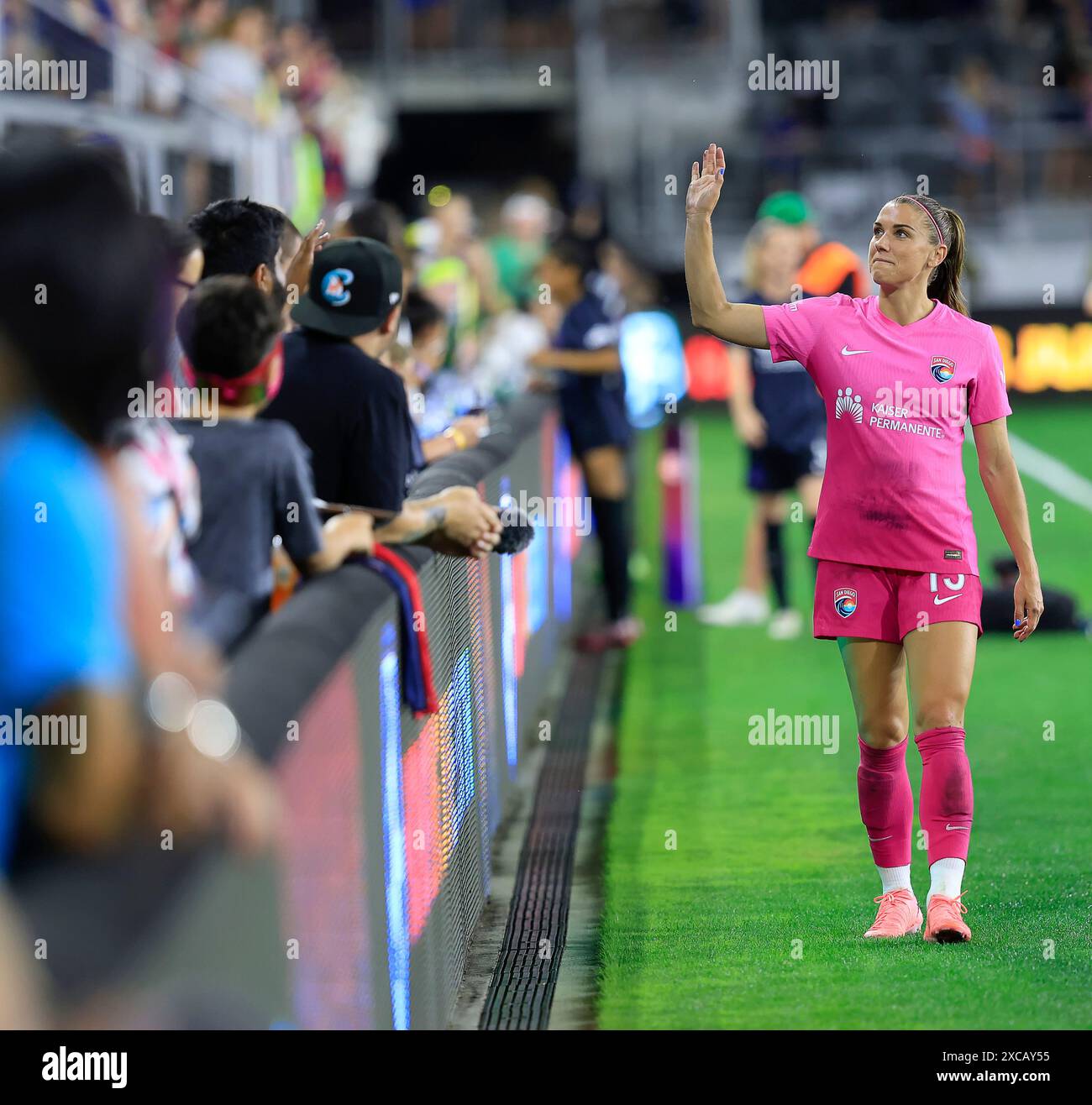 Washington DC, USA. Juni 2024. Alex Morgan winkt den Fans nach einem NWSL-Fußballspiel zwischen dem Washington Spirit und dem San Diego Wave FC im Audi Field in Washington DC zu. Justin Cooper/CSM/Alamy Live News Stockfoto