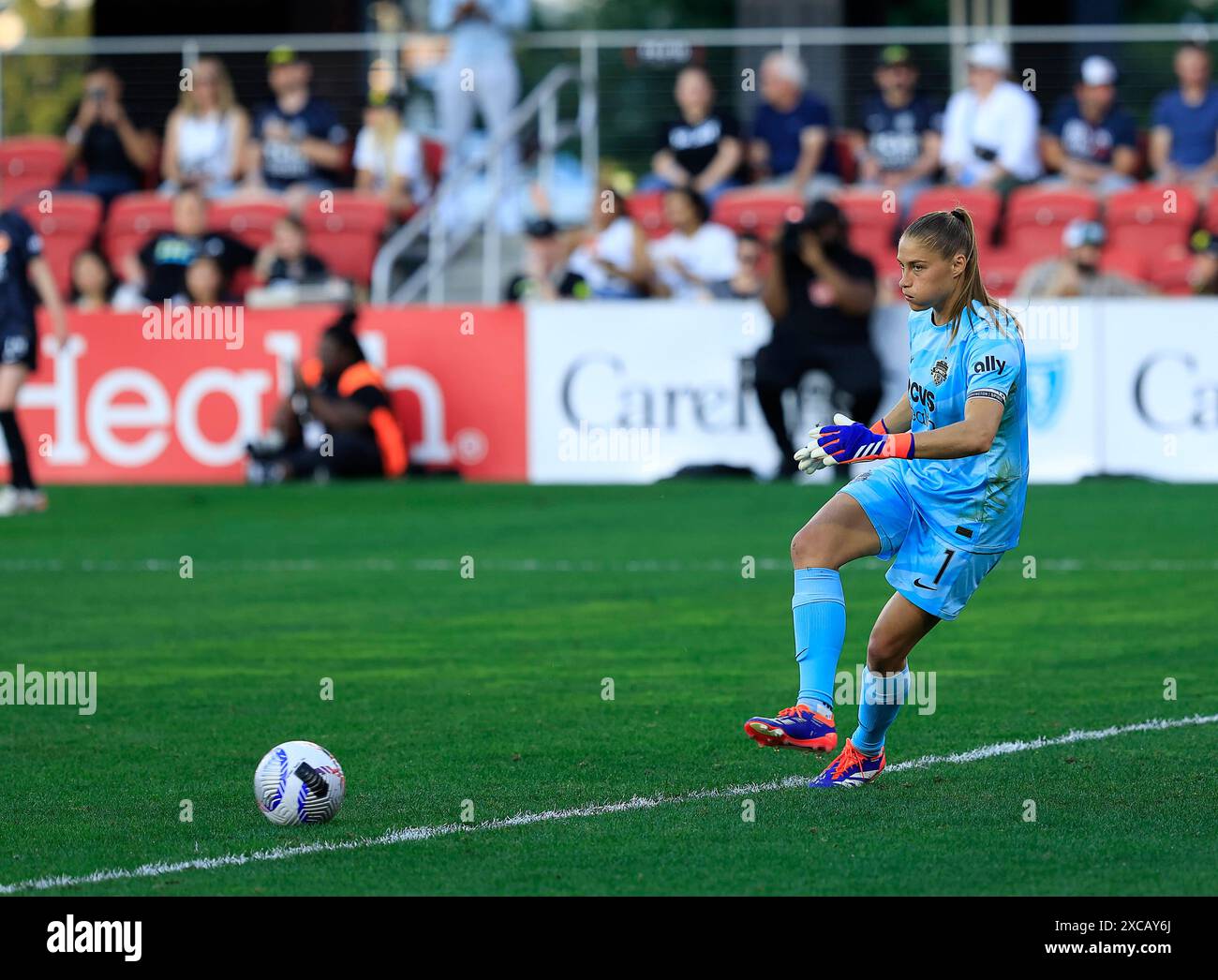 Washington DC, USA. Juni 2024. Washington Spirit Torhüter Aubrey Kingsbury übergibt den Ball während eines NWSL-Fußballspiels zwischen dem Washington Spirit und dem San Diego Wave FC im Audi Field in Washington DC. Justin Cooper/CSM/Alamy Live News Stockfoto