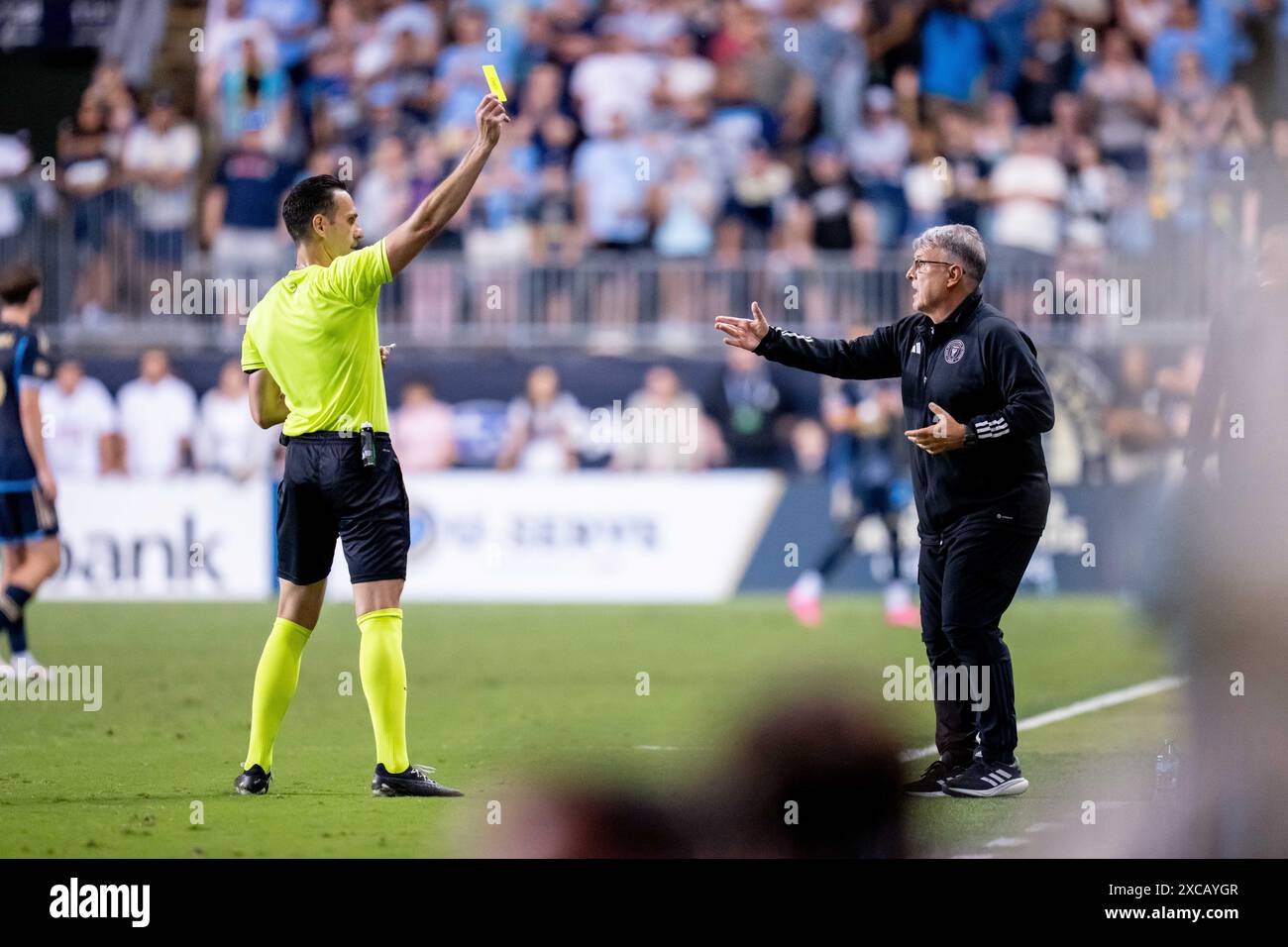 Chester, Pennsylvania, USA. Juni 2024. Die Inter Miami CF-Bank wird während der zweiten Hälfte eines MLS-Spiels gegen die Philadelphia Union im Subaru Park in Chester, Pennsylvania, mit einer gelben Karte gezeigt. Kyle Rodden/CSM/Alamy Live News Stockfoto