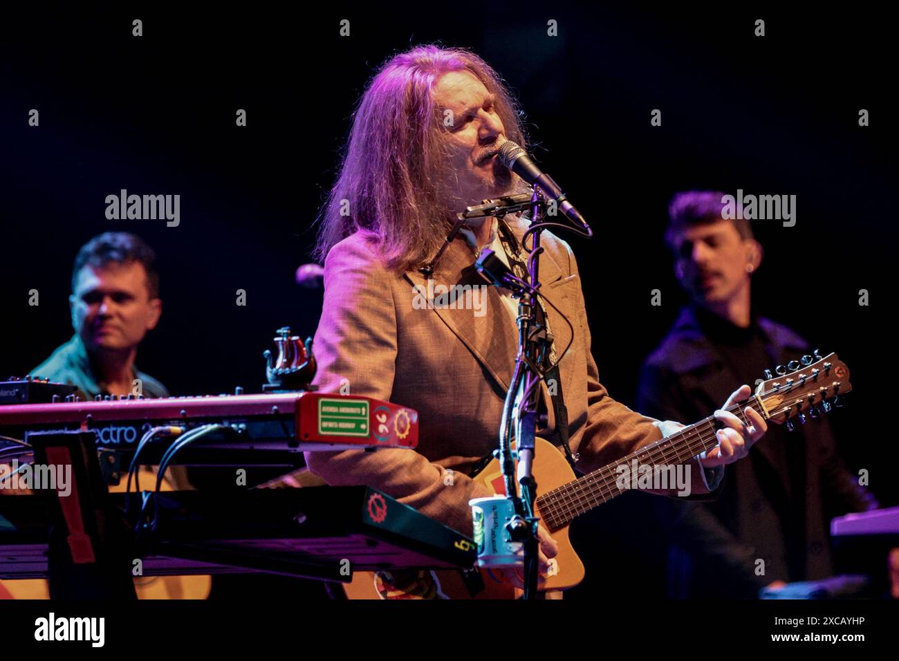 Curitiba, Brasilien. Juni 2024. PR - CURITIBA - 06/15/2024 - CURITIBA, SHOW HUMBERTO GESSINGER - Humberto Gessinger, begleitet von den Musikern Felipe Rotta und Protasio Junior während eines Auftritts im Teatro Guaira in der Stadt Curitiba, diesen Samstag (15). Show anlässlich des 25. Jubiläums des Albums Tchau Radar der Band Engenheiros do Hawaii. Foto: Robson Mafra/AGIF (Foto: Robson Mafra/AGIF/SIPA USA) Credit: SIPA USA/Alamy Live News Stockfoto