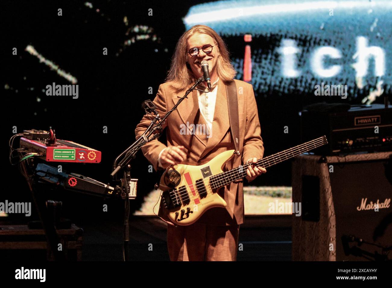 Curitiba, Brasilien. Juni 2024. PR - CURITIBA - 06/15/2024 - CURITIBA, HUMBERTO GESSINGER SHOW - Humberto Gessinger, während einer Vorstellung im Teatro Guaira, in der Stadt Curitiba, diesen Samstag (15). Show anlässlich des 25. Jubiläums des Albums Tchau Radar der Band Engenheiros do Hawaii. Foto: Robson Mafra/AGIF (Foto: Robson Mafra/AGIF/SIPA USA) Credit: SIPA USA/Alamy Live News Stockfoto