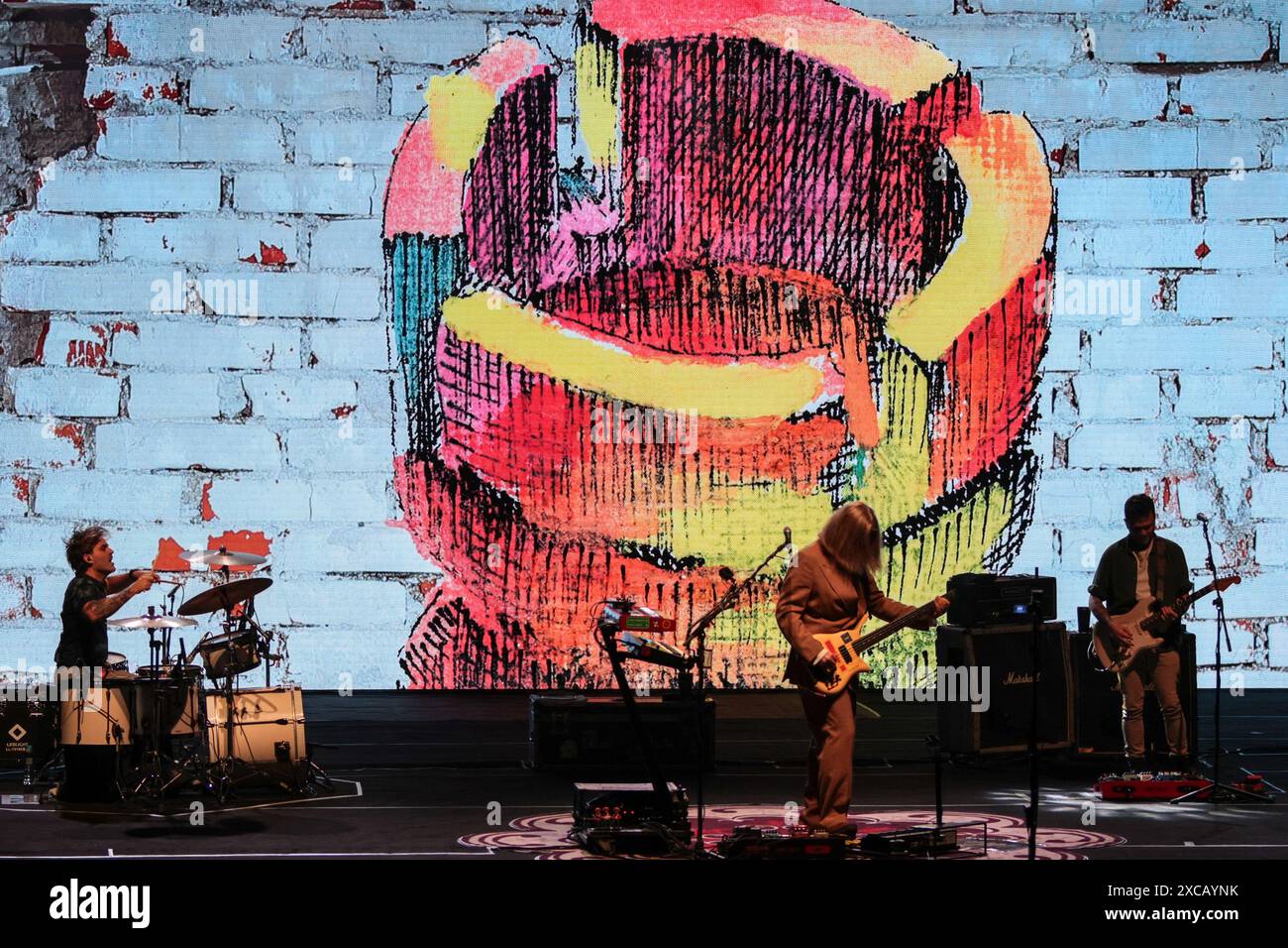 Curitiba, Brasilien. Juni 2024. PR - CURITIBA - 06/15/2024 - CURITIBA, HUMBERTO GESSINGER SHOW - Humberto Gessinger, begleitet von den Musikern Felipe Rotta und Luigi Vieira während einer Vorstellung im Teatro Guaira in der Stadt Curitiba, diesen Samstag (15). Show anlässlich des 25. Jubiläums des Albums Tchau Radar der Band Engenheiros do Hawaii. Foto: Robson Mafra/AGIF (Foto: Robson Mafra/AGIF/SIPA USA) Credit: SIPA USA/Alamy Live News Stockfoto