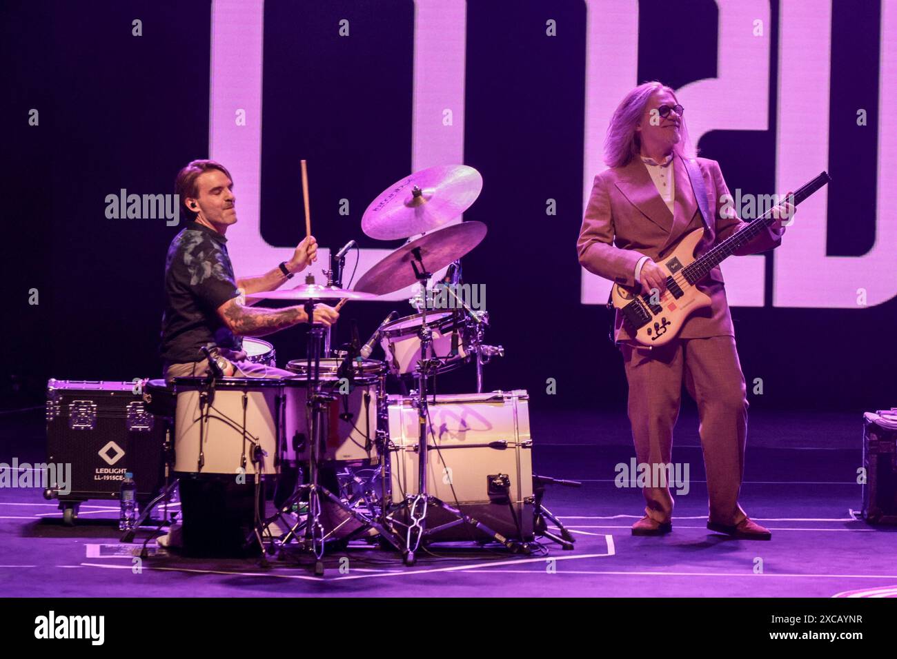 Curitiba, Brasilien. Juni 2024. PR - CURITIBA - 06/15/2024 - CURITIBA, HUMBERTO GESSINGER SHOW - Luigi Vieira, begleitet Humberto Gessinger, während einer Vorstellung im Teatro Guaira in der Stadt Curitiba, diesen Samstag (15). Show anlässlich des 25. Jubiläums des Albums Tchau Radar der Band Engenheiros do Hawaii. Foto: Robson Mafra/AGIF (Foto: Robson Mafra/AGIF/SIPA USA) Credit: SIPA USA/Alamy Live News Stockfoto