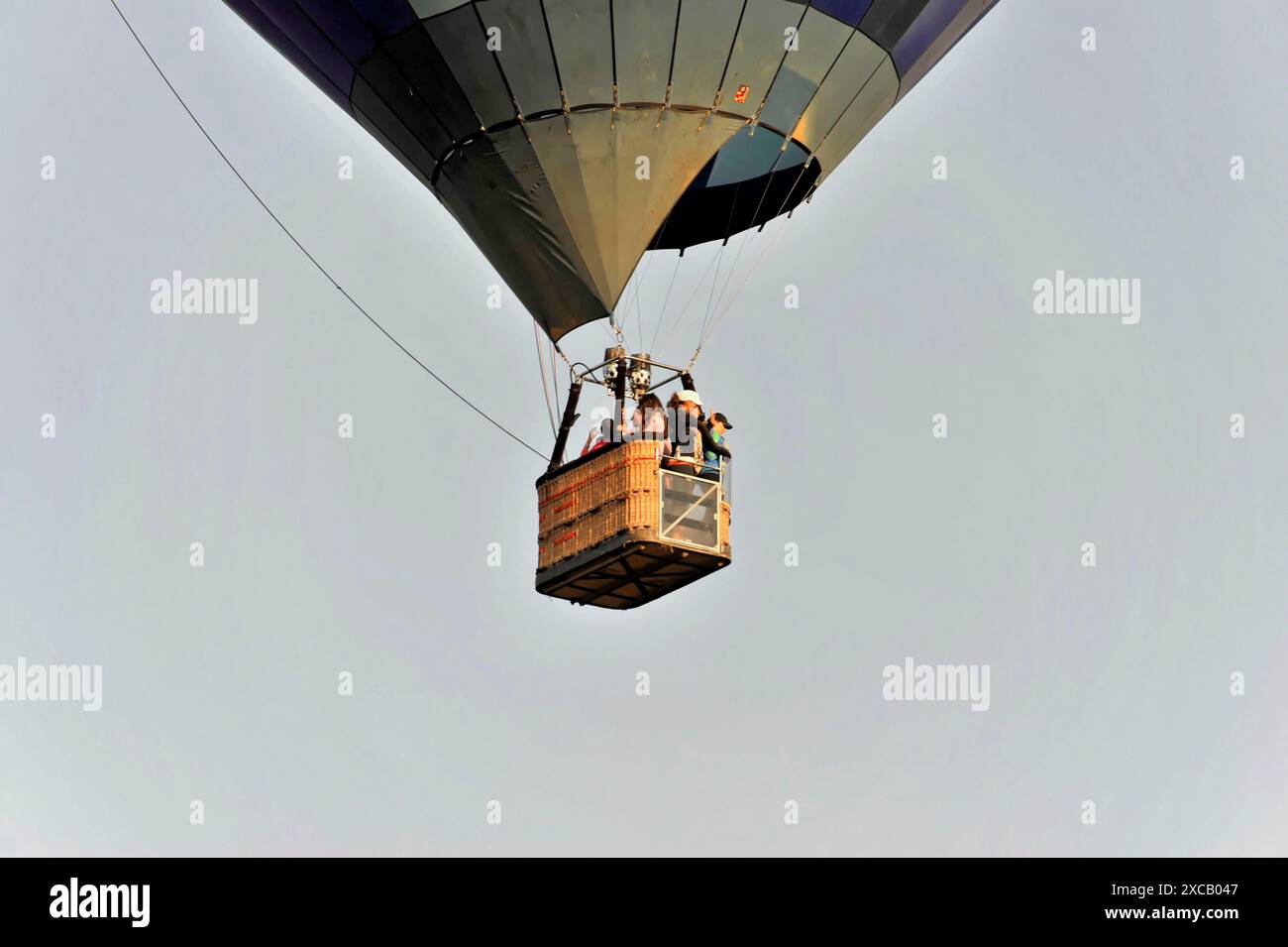 Heißluftballons, Tavarnelle, Toskana, Italien, Europa, Nahaufnahme eines Korbs mit Heißluftballons voller Passagiere, die hoch am Himmel fliegen Stockfoto