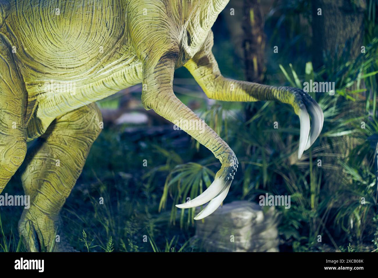 Pfoten eines Raubsauriers mit hypertrophierten Klauen - therizinosaurus. Teil des Körpers, zwei Pfoten mit Klauen. Es gibt einen Ort zum Kopieren. Hochwertige Fotos Stockfoto