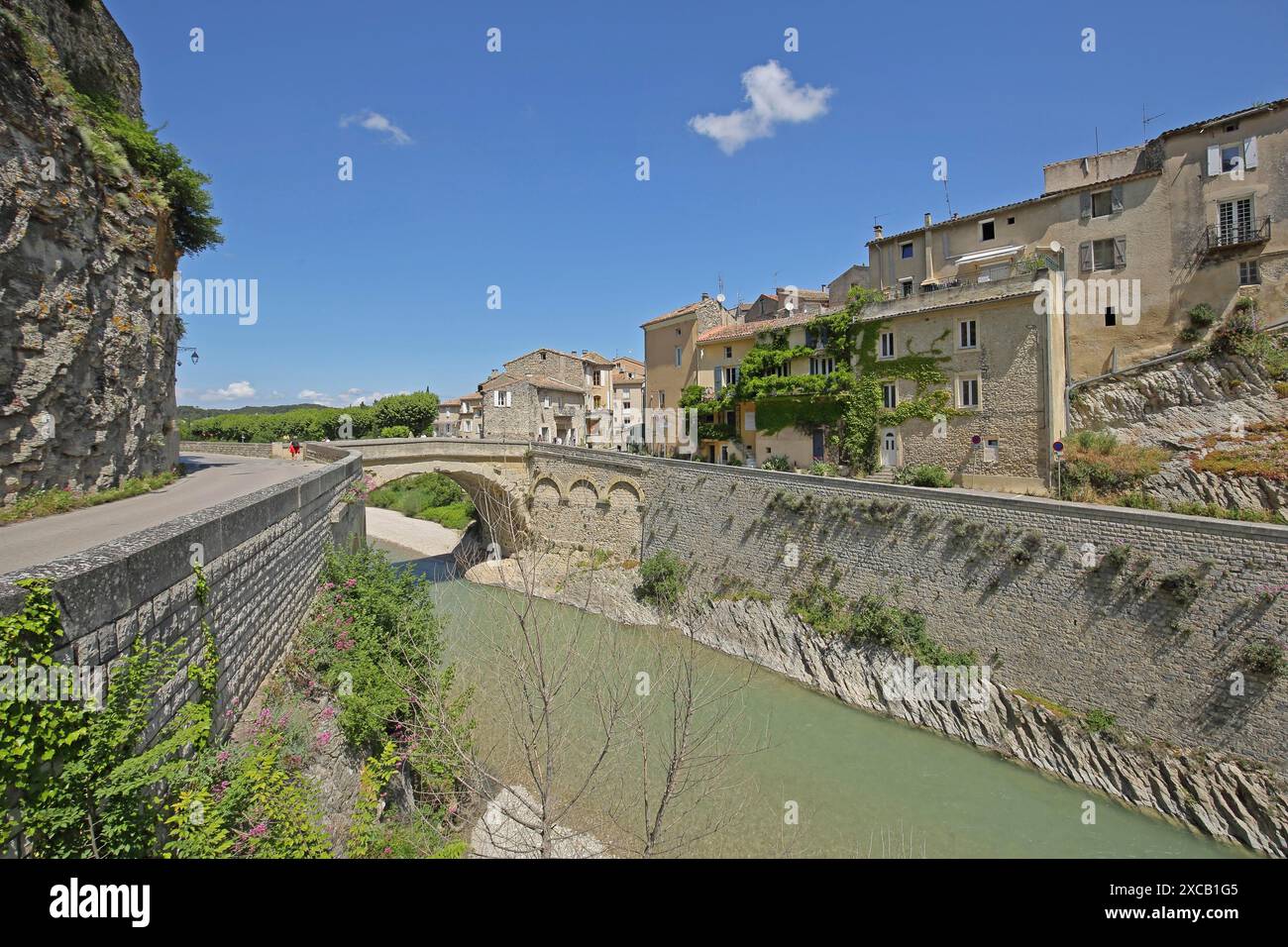 Pont Romain über den Fluss Ouveze, römische Brücke, Wahrzeichen, römische, römische Zeit, Steinbogenbrücke, Ouveze, Vaison-la-Romaine, Vaucluse, Provence Stockfoto