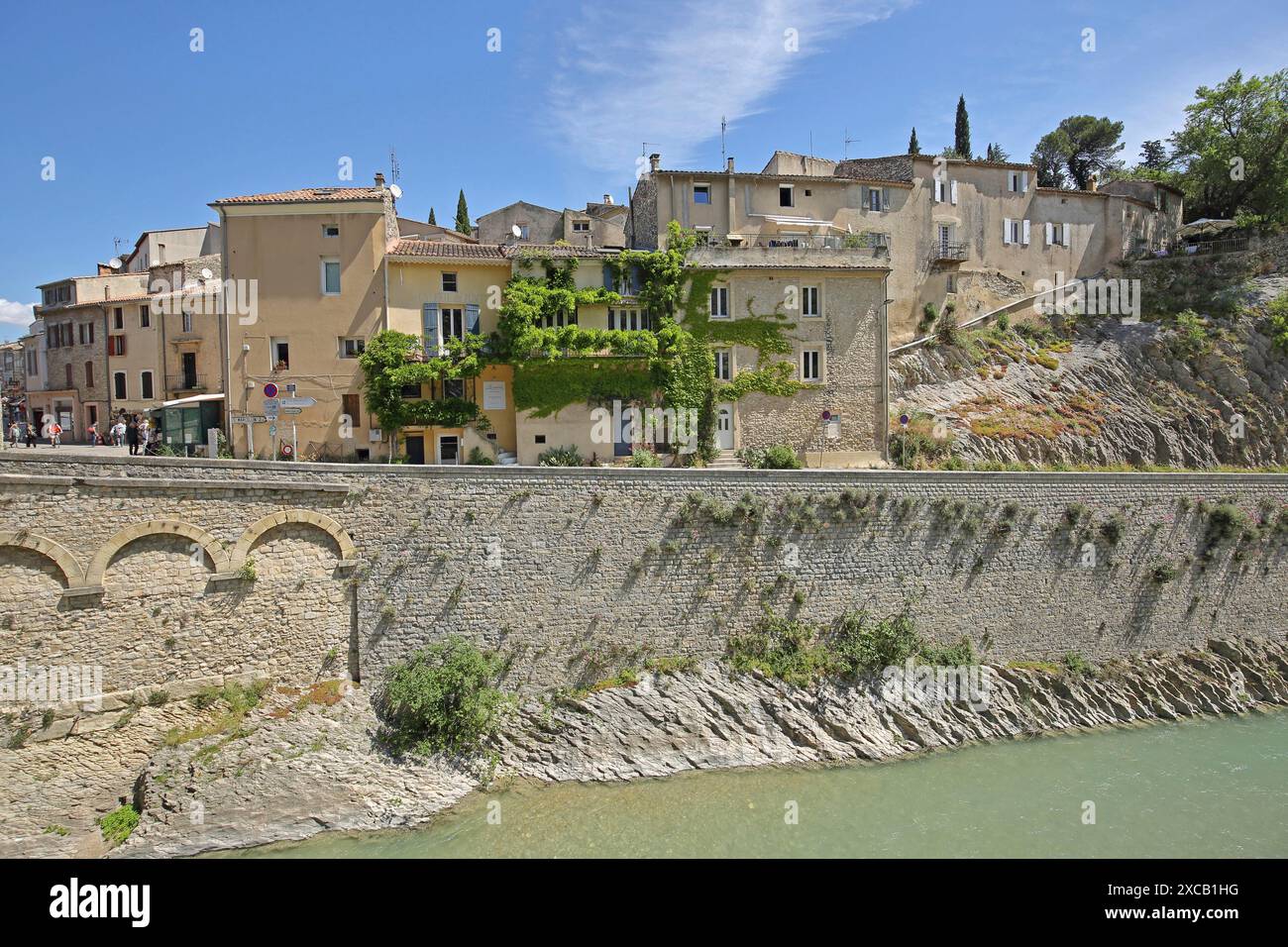 Steinmauer am Fluss Ouveze und Stadtbild, Häuser, Ouveze, Vaison-la-Romaine, Vaucluse, Provence, Frankreich Stockfoto