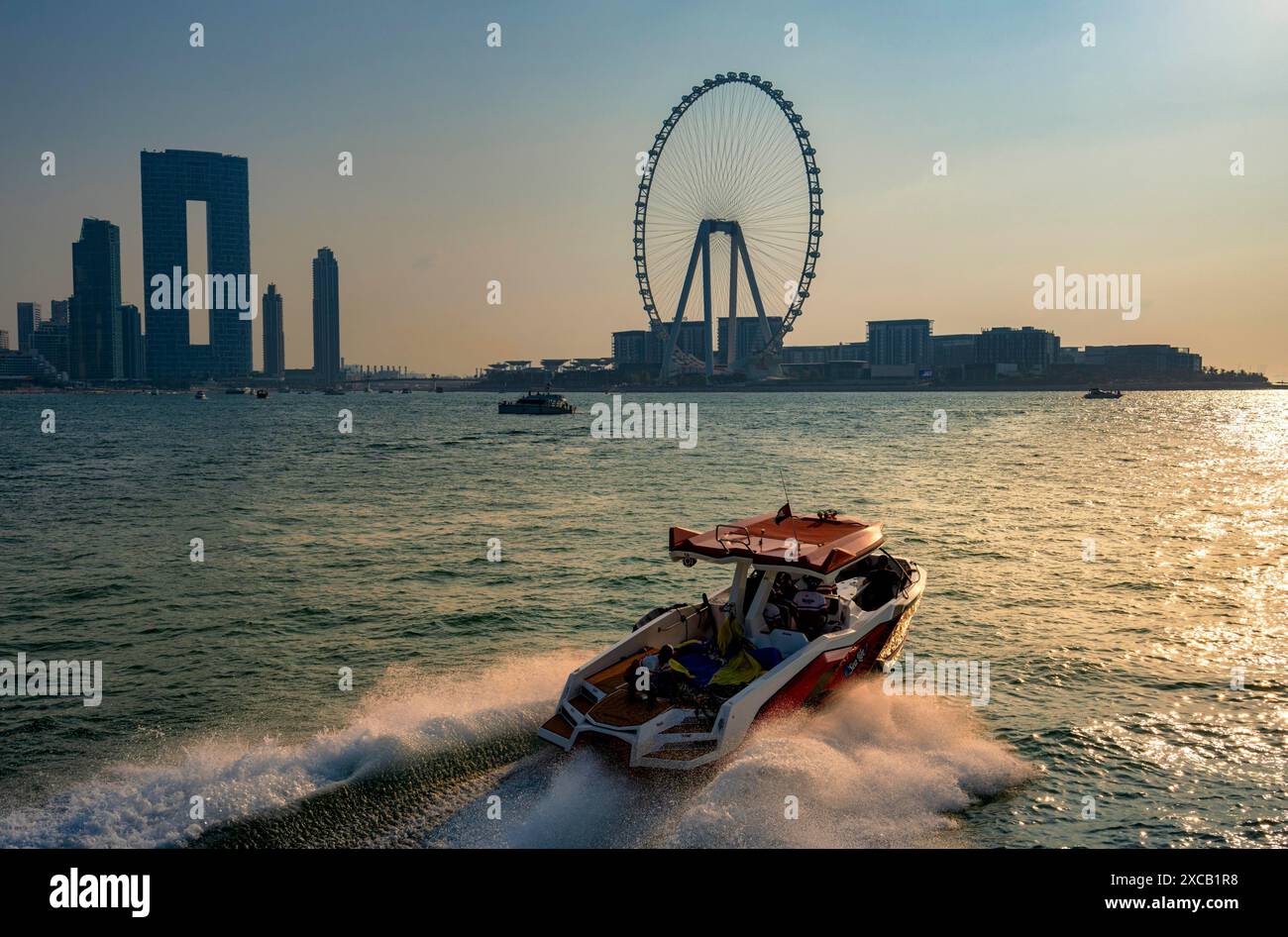 Hafen von Dubai mit dem Riesenrad am Jumeirah Beach, Dubai, Vereinigte Arabische Emirate, Naher Osten Stockfoto