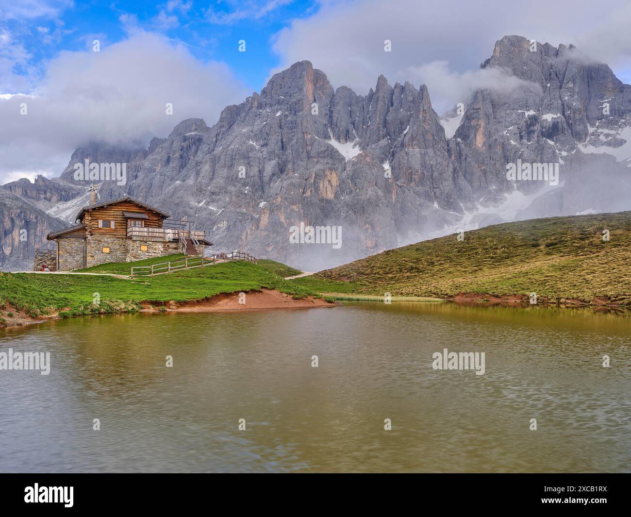 Laghetto Baita Segantini, Fog, Cimon della Pala, Pala Group, Parco Naturale Paneveggio Pale di San Martino, Rolle Pass, Trentino Stockfoto