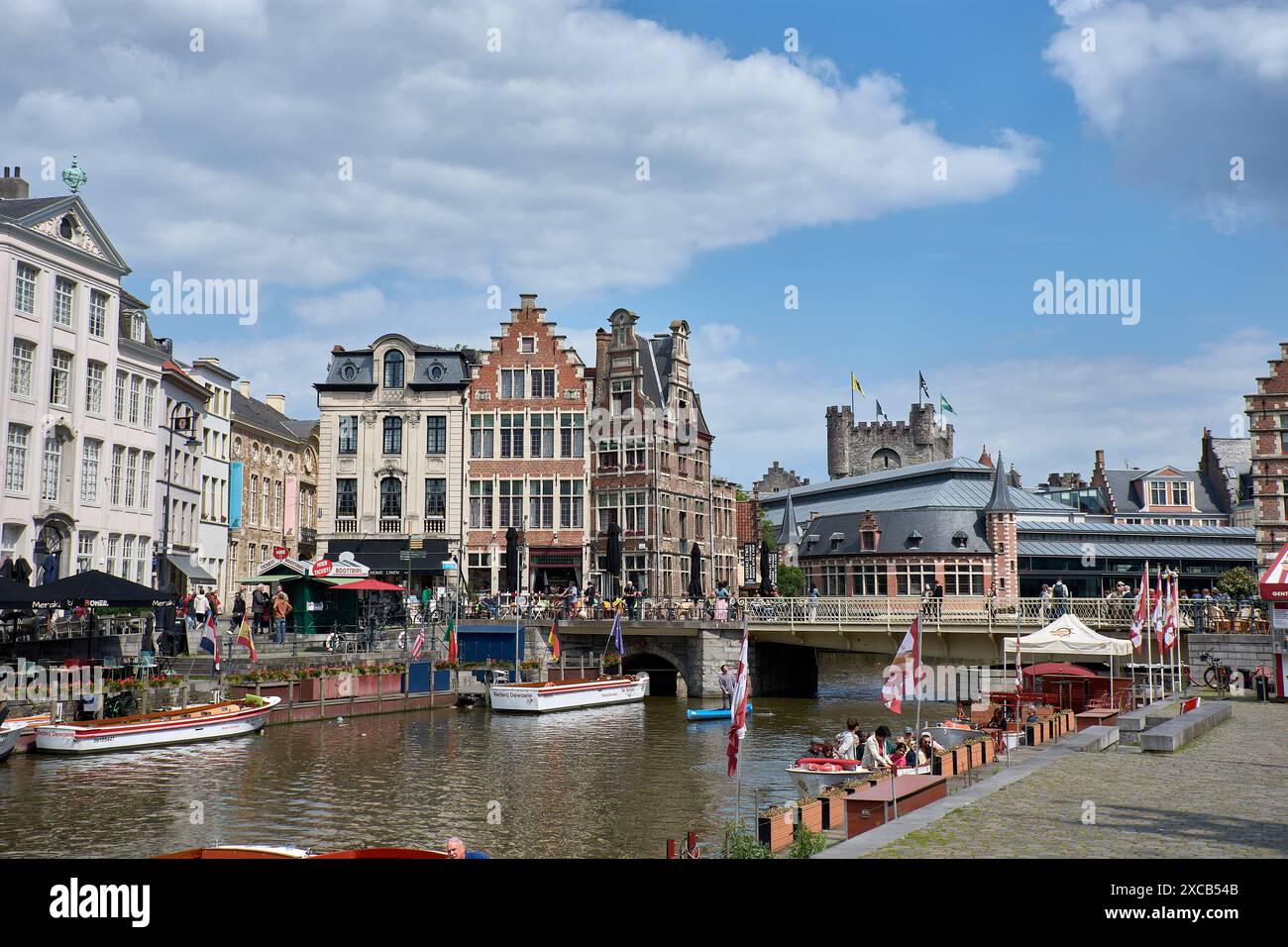 Gent, Belgien; Juni 2024;der Uferdamm des Flusses Graslei Lys ist einer der malerischsten Orte in der Altstadt von Gent, Belgien. Stockfoto