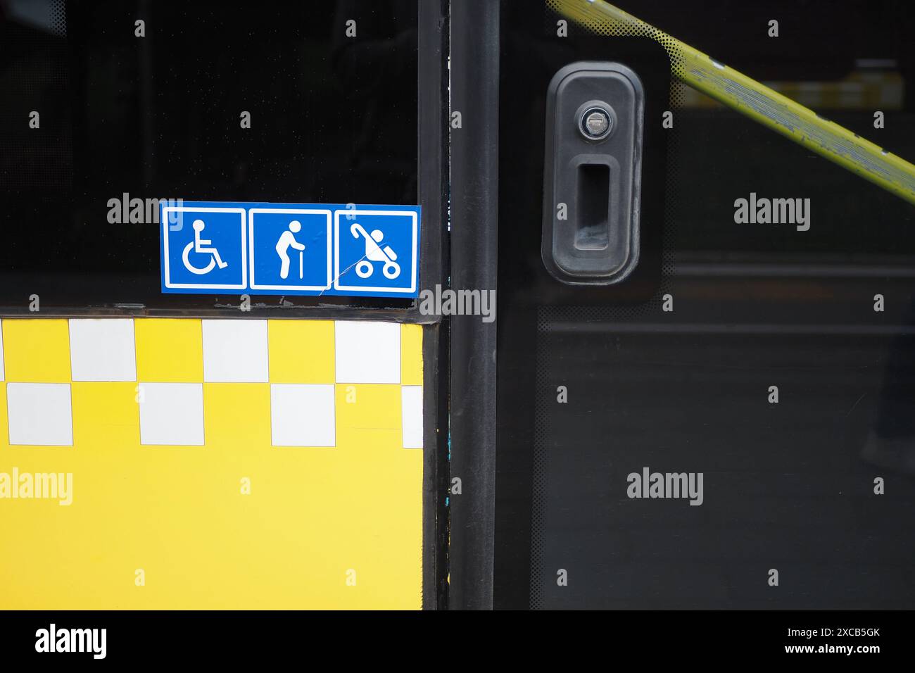 Verbesserte Zugänglichkeit durch gelbe Schachbrettsymbole für die Anzeige von Symbolen für öffentliche Verkehrsmittel Stockfoto