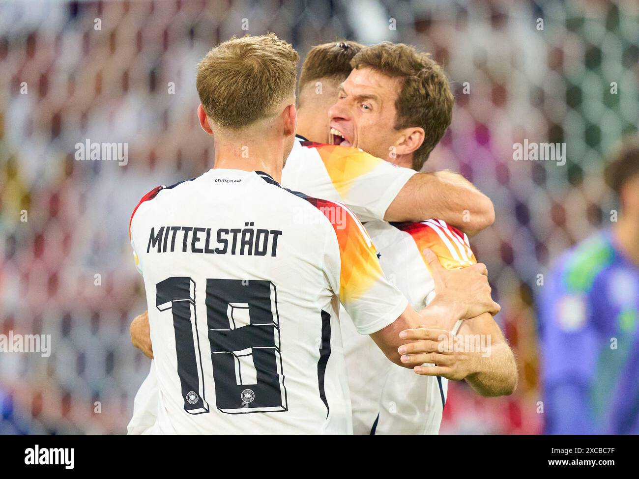 Niclas Füllkrug, DFB 9 feiert mit Thomas Müller sein AbseitsTor, glücklich, lachen, feiern