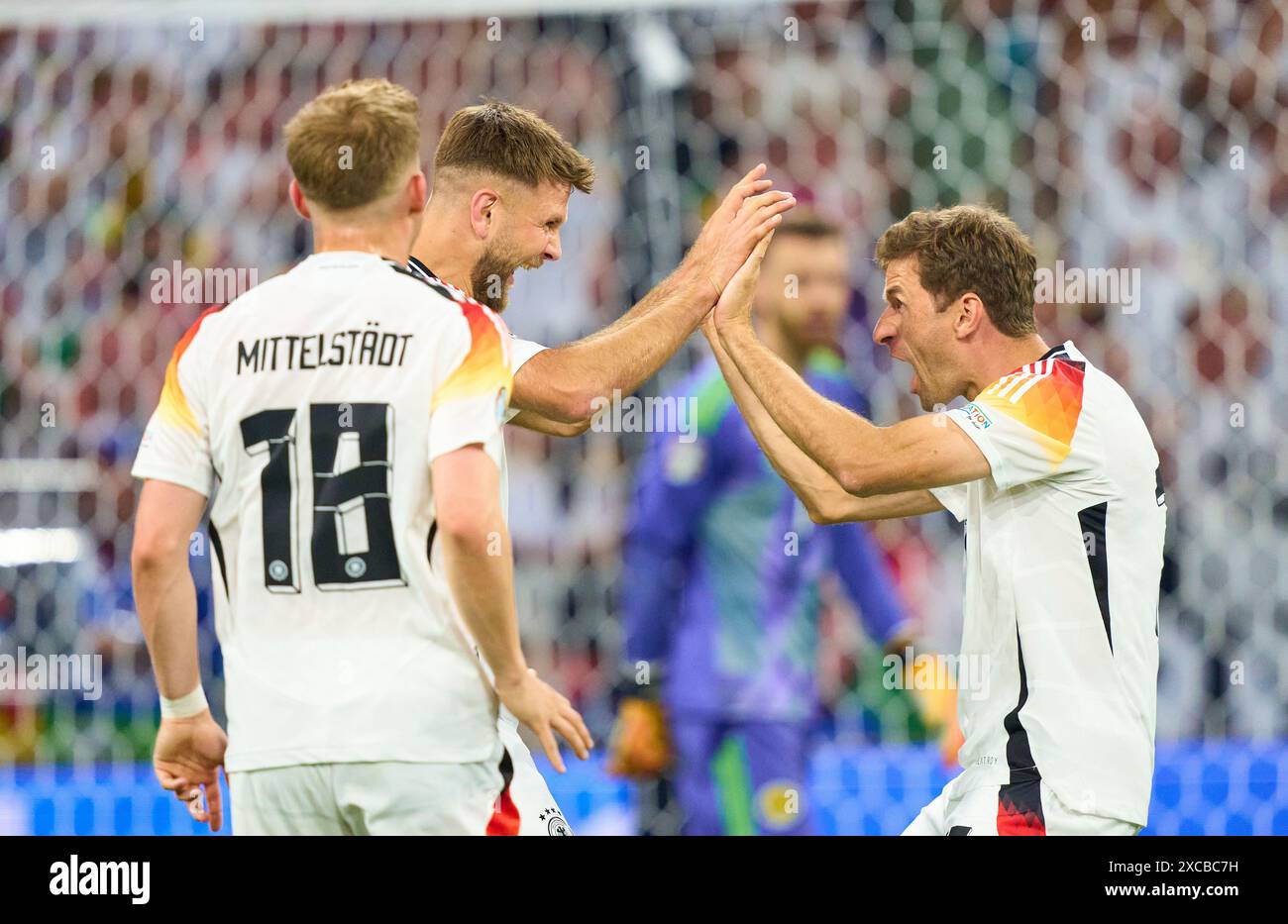 Niclas Füllkrug, DFB 9 feiert mit Thomas Müller sein AbseitsTor, glücklich, lachen, feiern