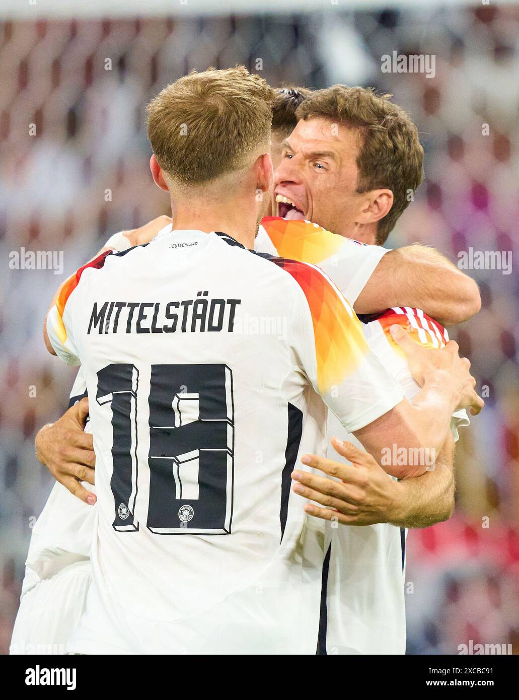 Niclas Füllkrug, DFB 9 feiert mit Thomas Müller sein AbseitsTor, glücklich, lachen, feiern