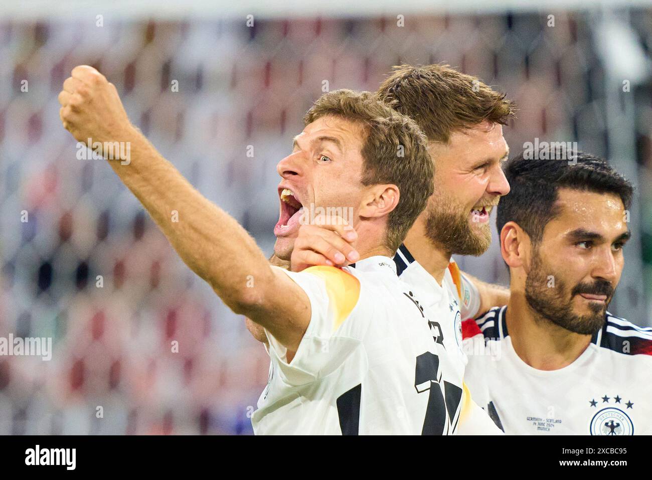 Niclas Füllkrug, DFB 9 feiert mit Thomas Müller sein AbseitsTor, glücklich, lachen, feiern