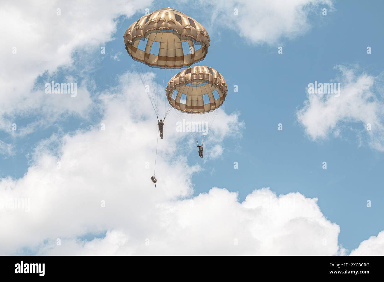 Bundeswehr mit Fallschirmjägern in Deutschland während einer NATO-Übung Stockfoto