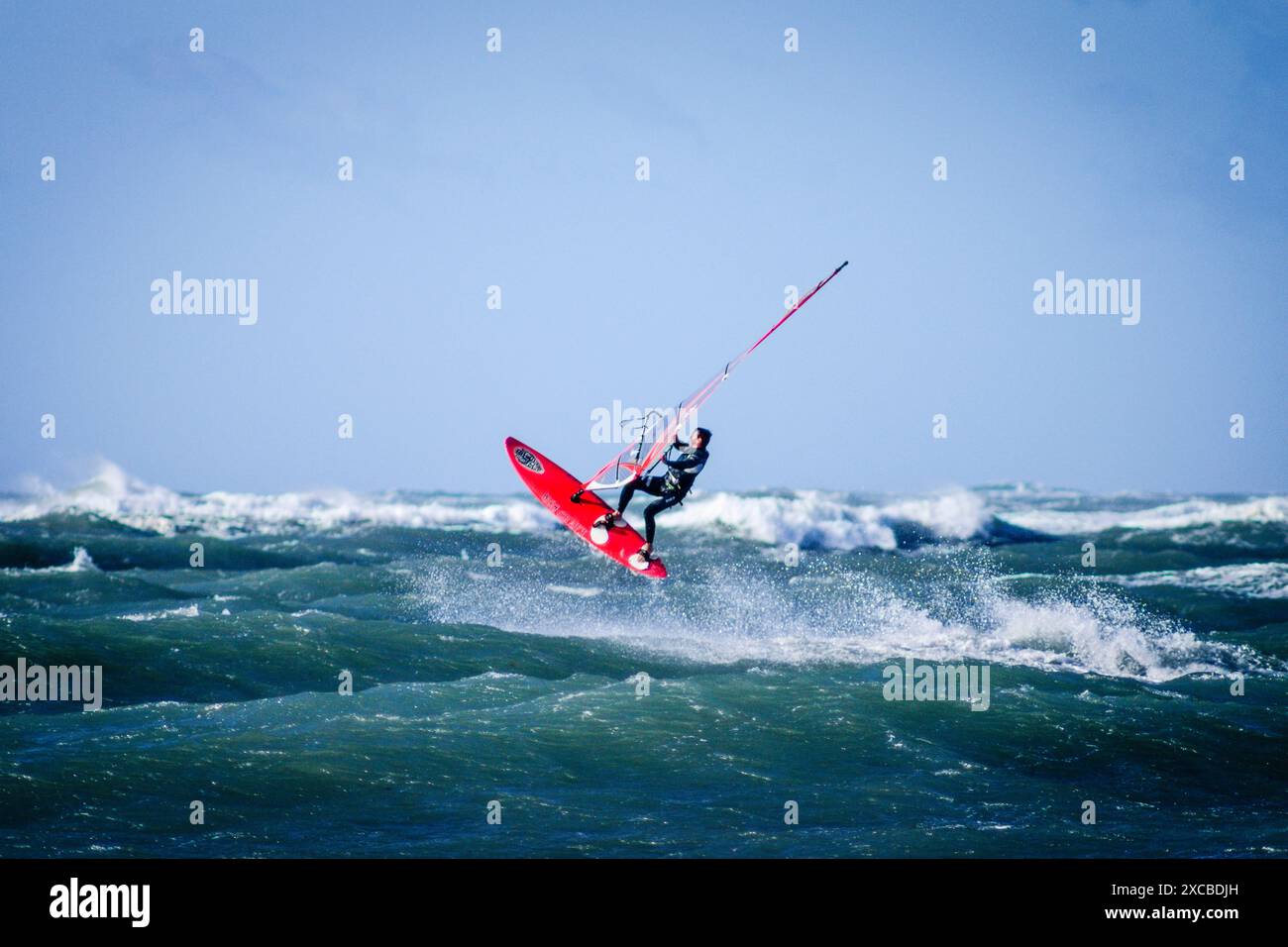 Windsurfen vor der Küste - Modality Wave-, es Carbo, Santanyi, migjorn, Mallorca, balearen, Spanien Stockfoto