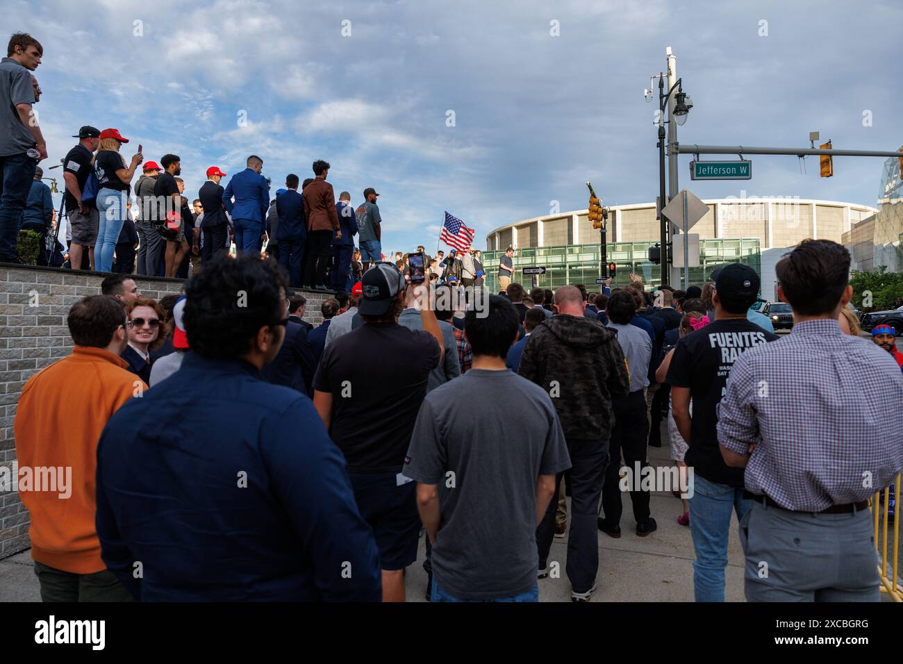 Anhänger des rechten Kommentators Nick Fuentes protestieren am 15. Juni 2024 vor einer Wendepunkt-Action-Convention in Detroit, mir. (Foto: Andrew Roth/SIPA USA) Stockfoto