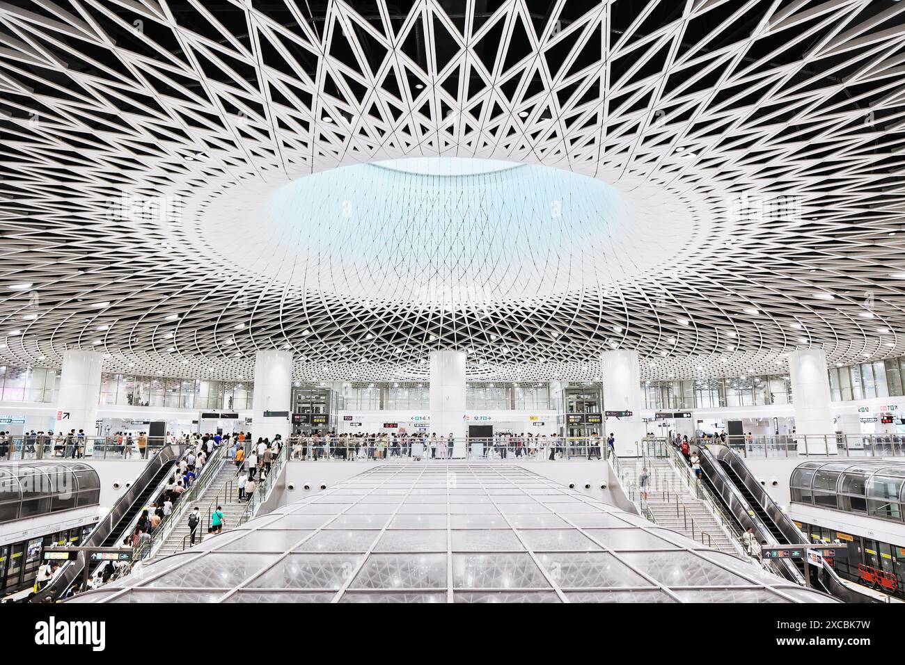 Shenzhen, China - 5. November 2023: Das lichtsparende Innere der Shenzhen Metro-Station Gangxia North, einem Drehkreuz von vier U-Bahnlinien im Stadtzentrum. Das ist es Stockfoto