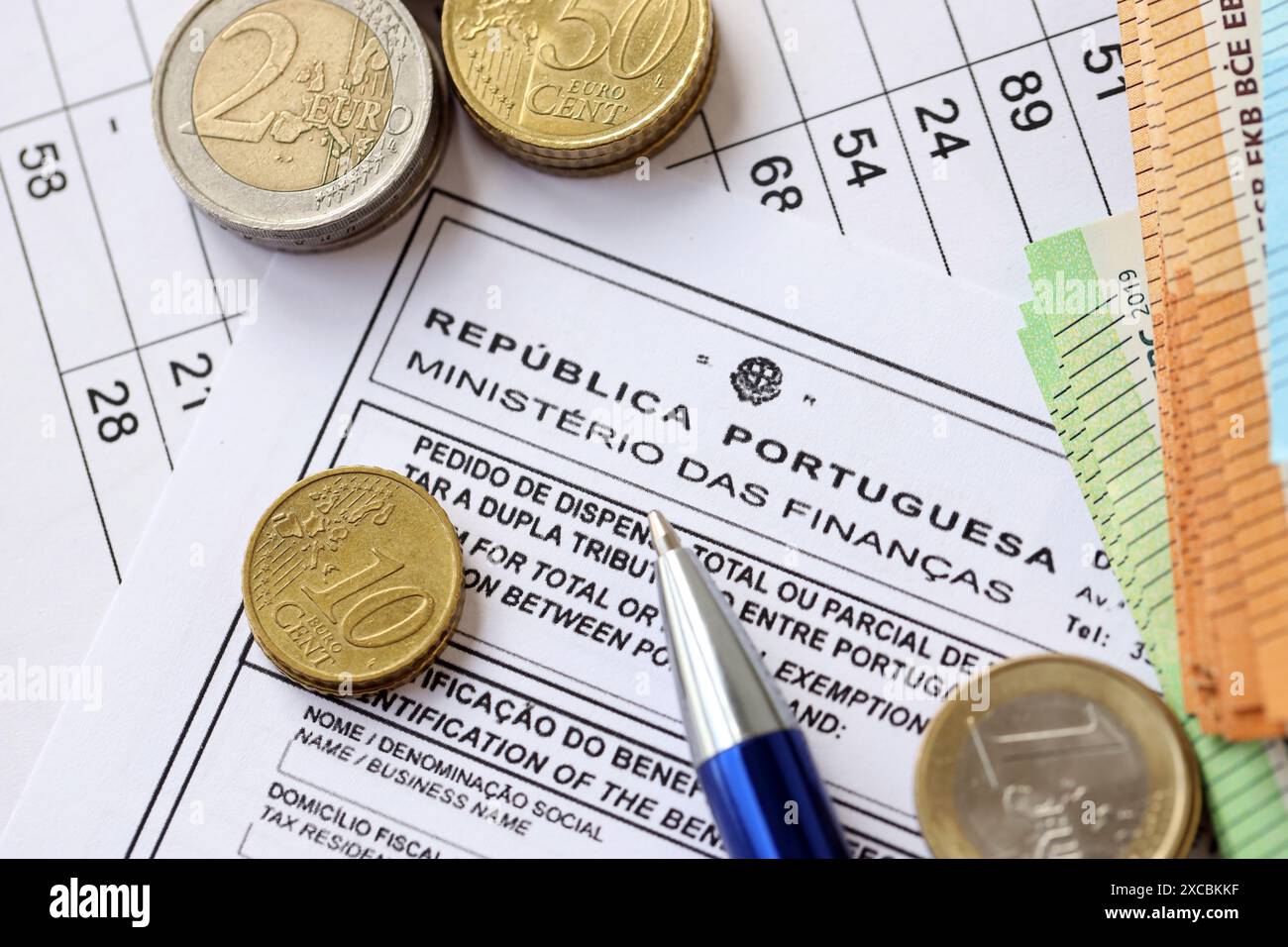 KIEW, UKRAINE - 20. APRIL 2024 Ministerio das Financas-Logo aus dem portugiesischen leeren Steuerformular und viele Euro-Banknoten auf Bürotisch und Stift Stockfoto
