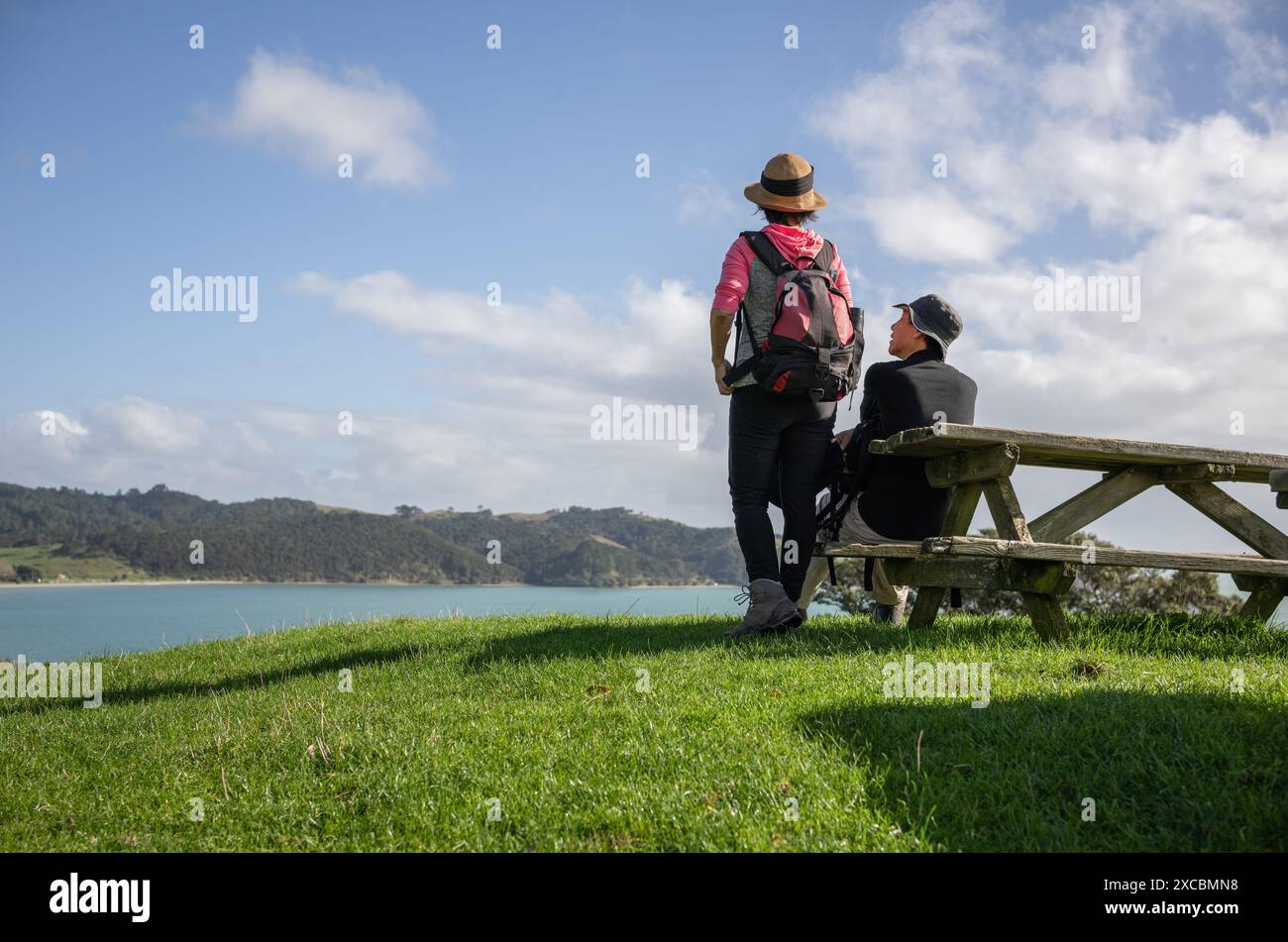 Paare genießen die Aussicht auf die Küste im Duder Regional Park. Auckland. Stockfoto