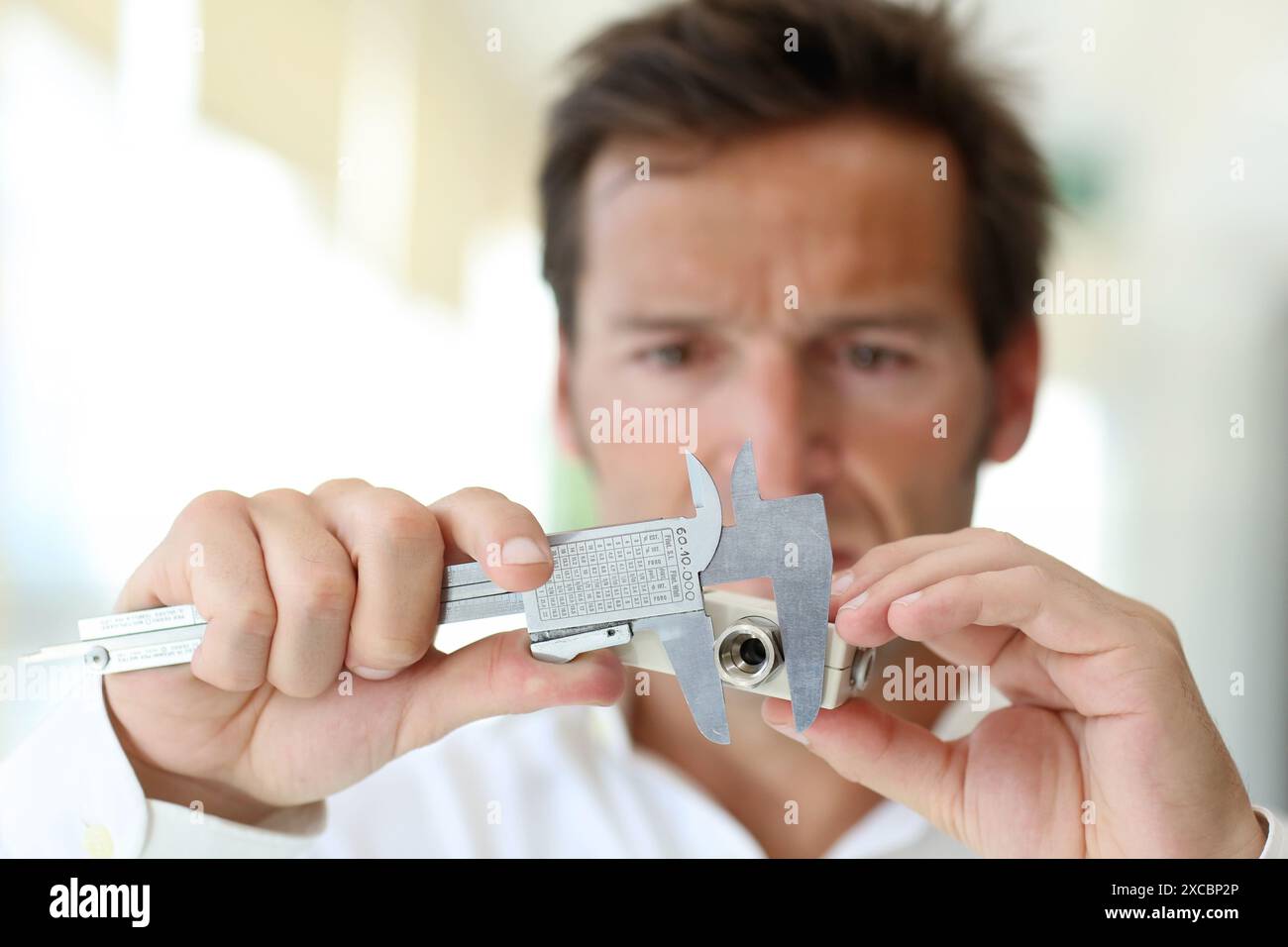 Messung mit Messschiebern, Tecnalia Foundation, Technologie- und Forschungszentrum, San Sebastian Technologiepark, Donostia, Gipuzkoa, Baskenland, Stockfoto
