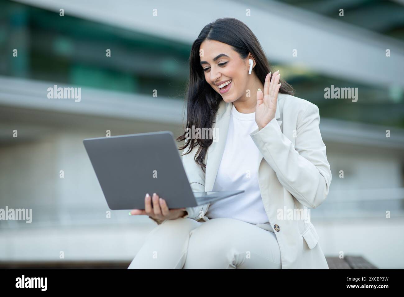 Frau, die tagsüber einen Laptop für Videoanrufe nutzt Stockfoto