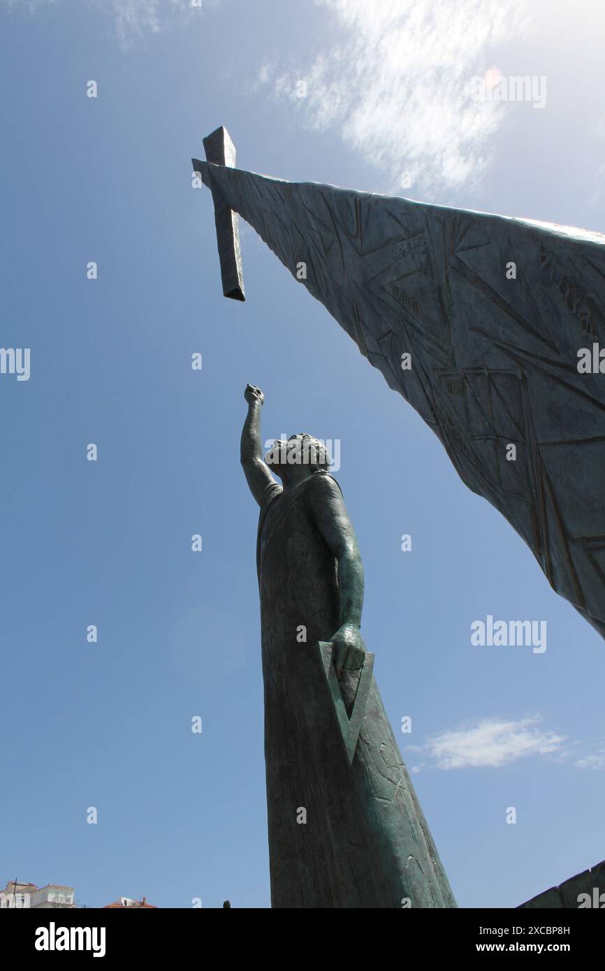 Die moderne Bronzestatue von Pythagoras im Hafen von Pythagorio – die Skulptur wurde 1988 von Nikos Icarus von der Nachbarinsel Ikaria gefertigt. Stockfoto