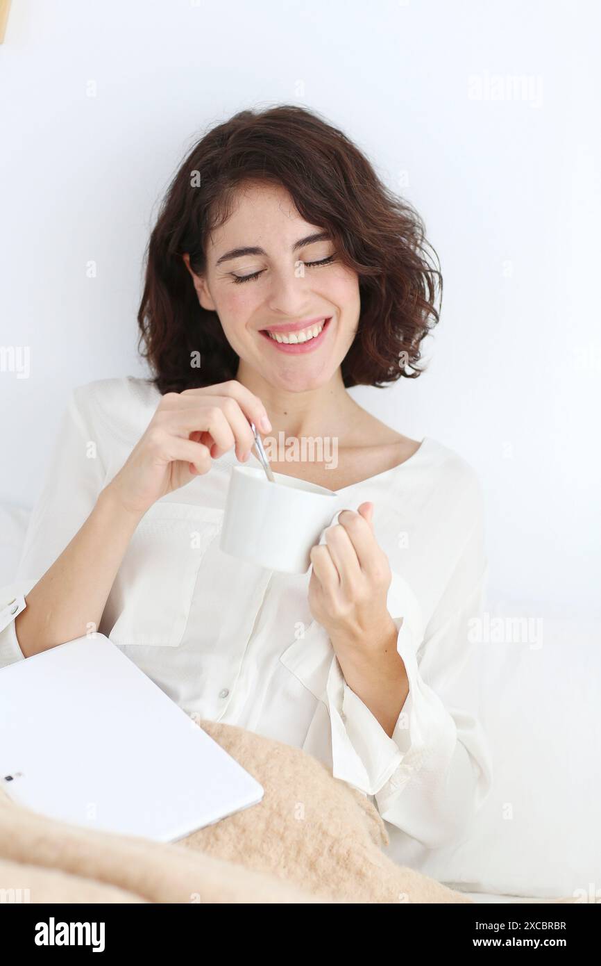 Porträt der Frau halten Tasse Kaffee Stockfoto
