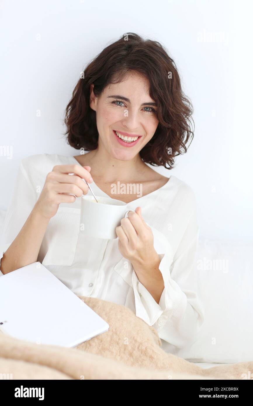Porträt der Frau halten Tasse Kaffee Stockfoto