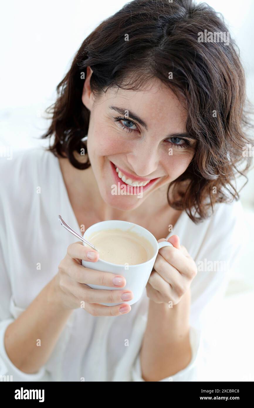 Porträt der Frau halten Tasse Kaffee Stockfoto