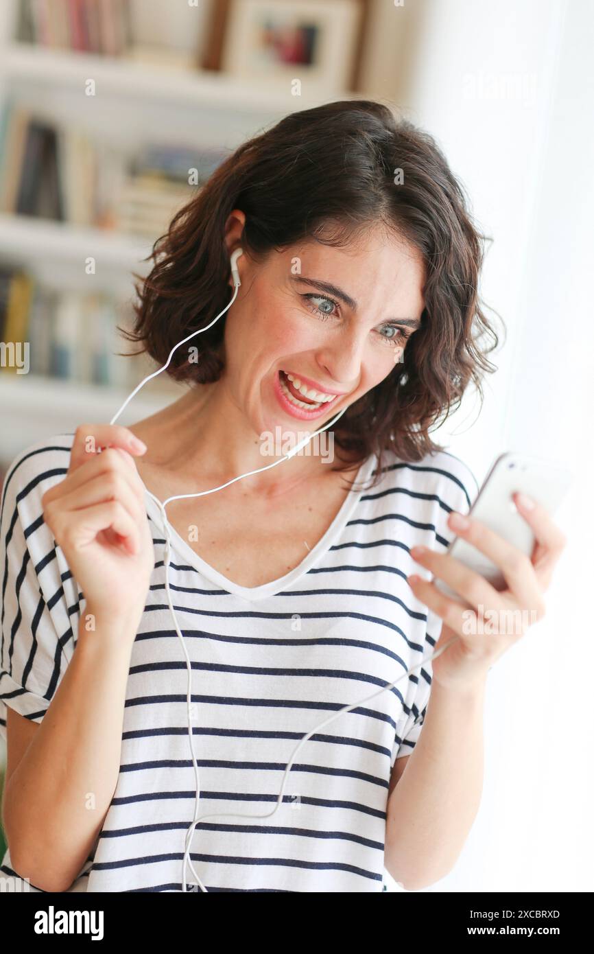 Frau Musik hören mit Smartphone Stockfoto