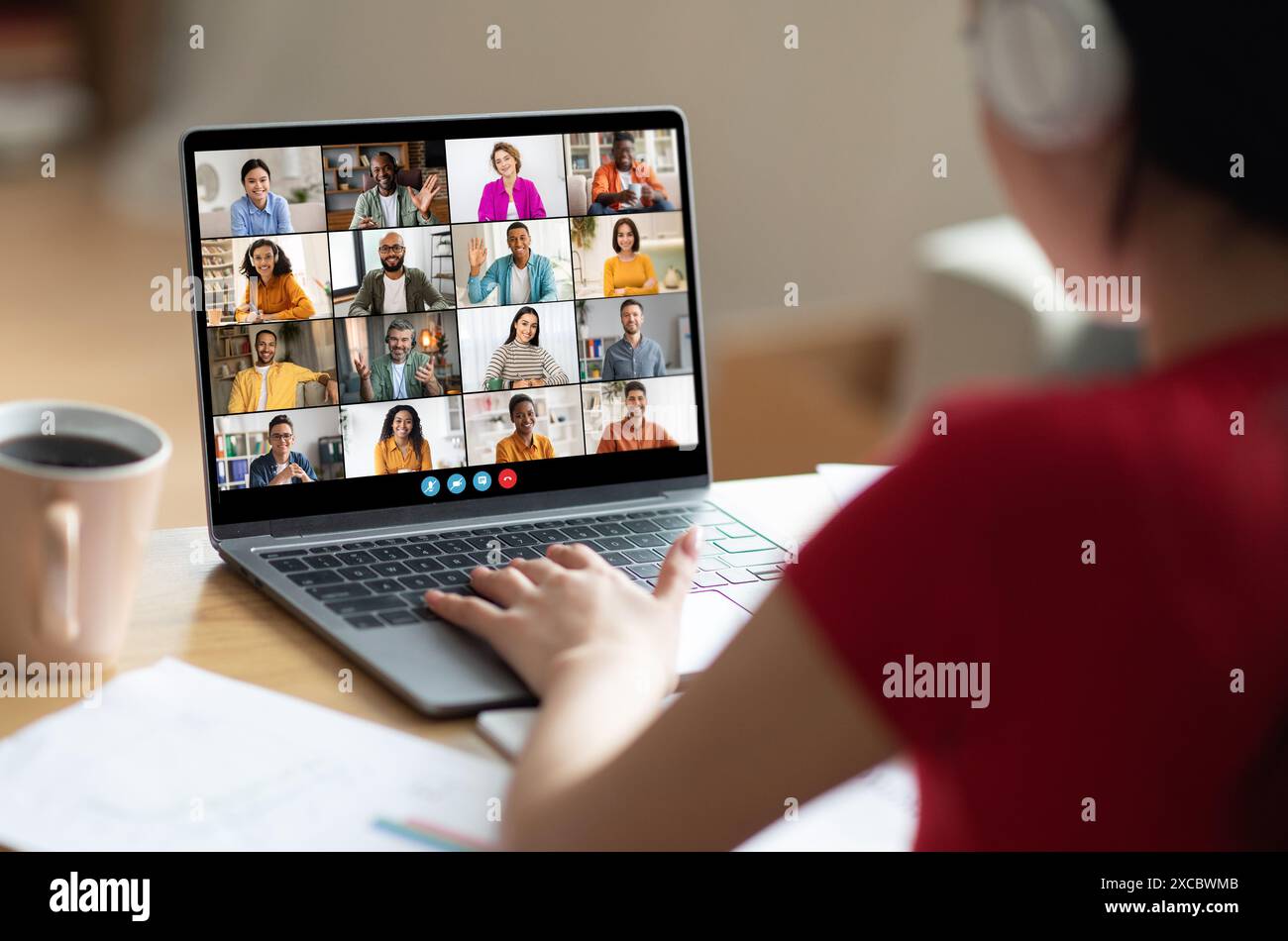 Frau, die an einer großen Online-Videokonferenz teilnimmt Stockfoto