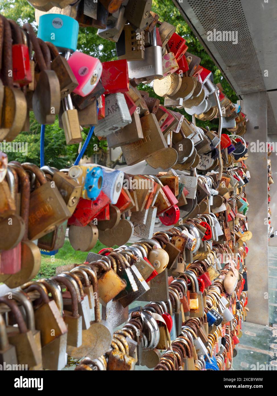 Ljubljana liebt Vorhängeschlösser in der Metzgerbrücke. Slowenien Stockfoto